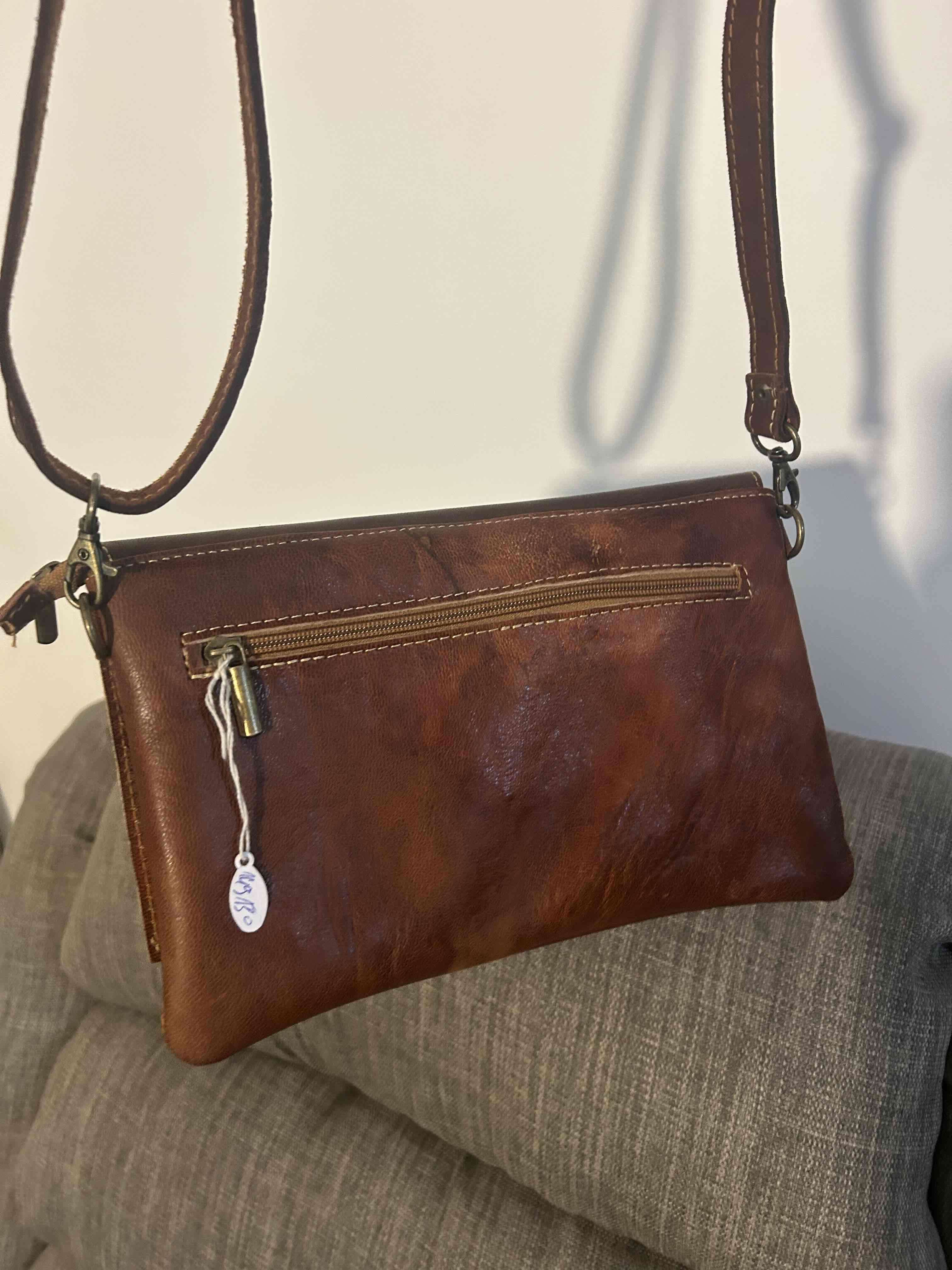 Cartera marrón con adornos metálicos - miniatura 3