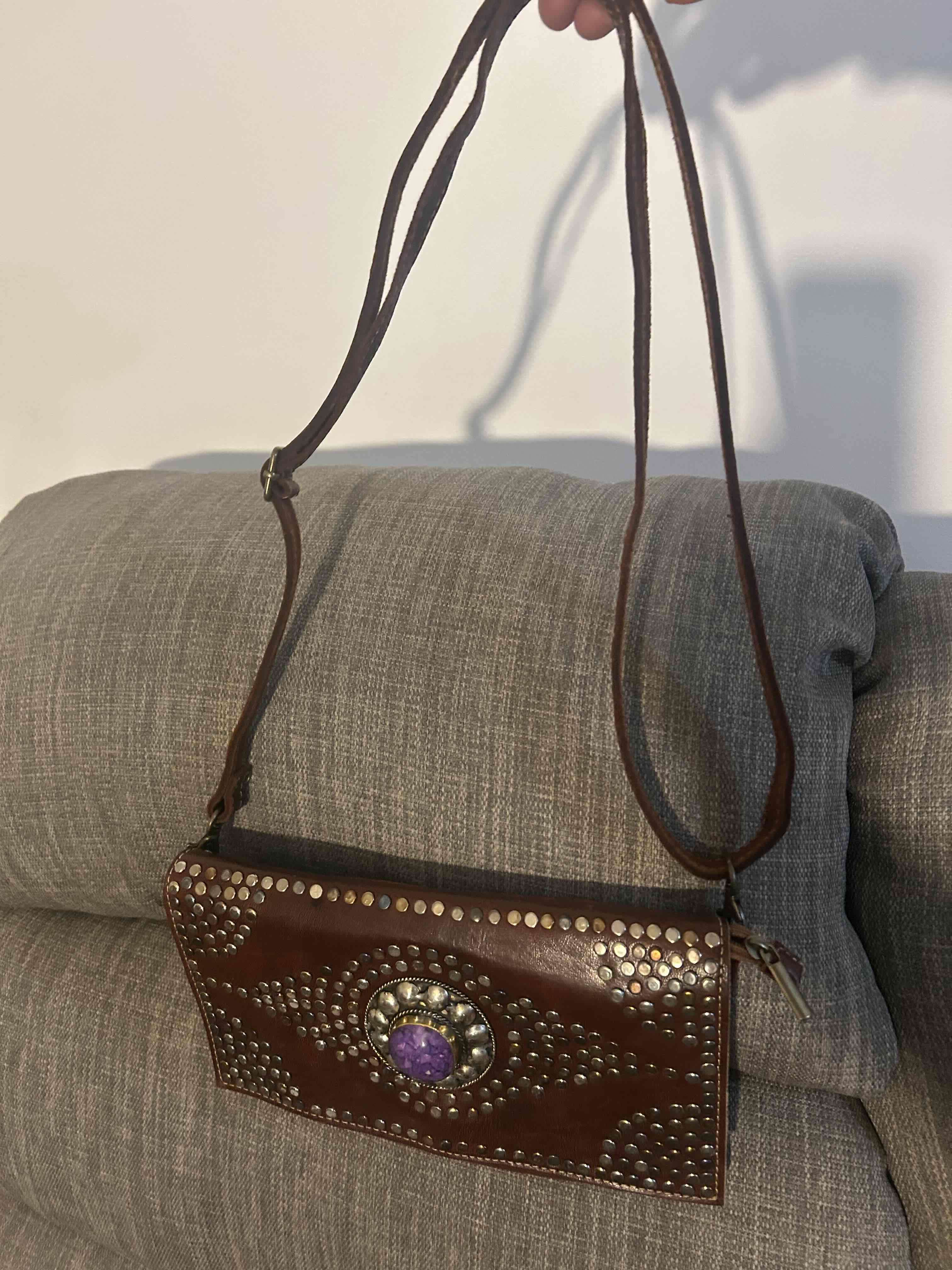 Cartera marrón con adornos metálicos - miniatura 4