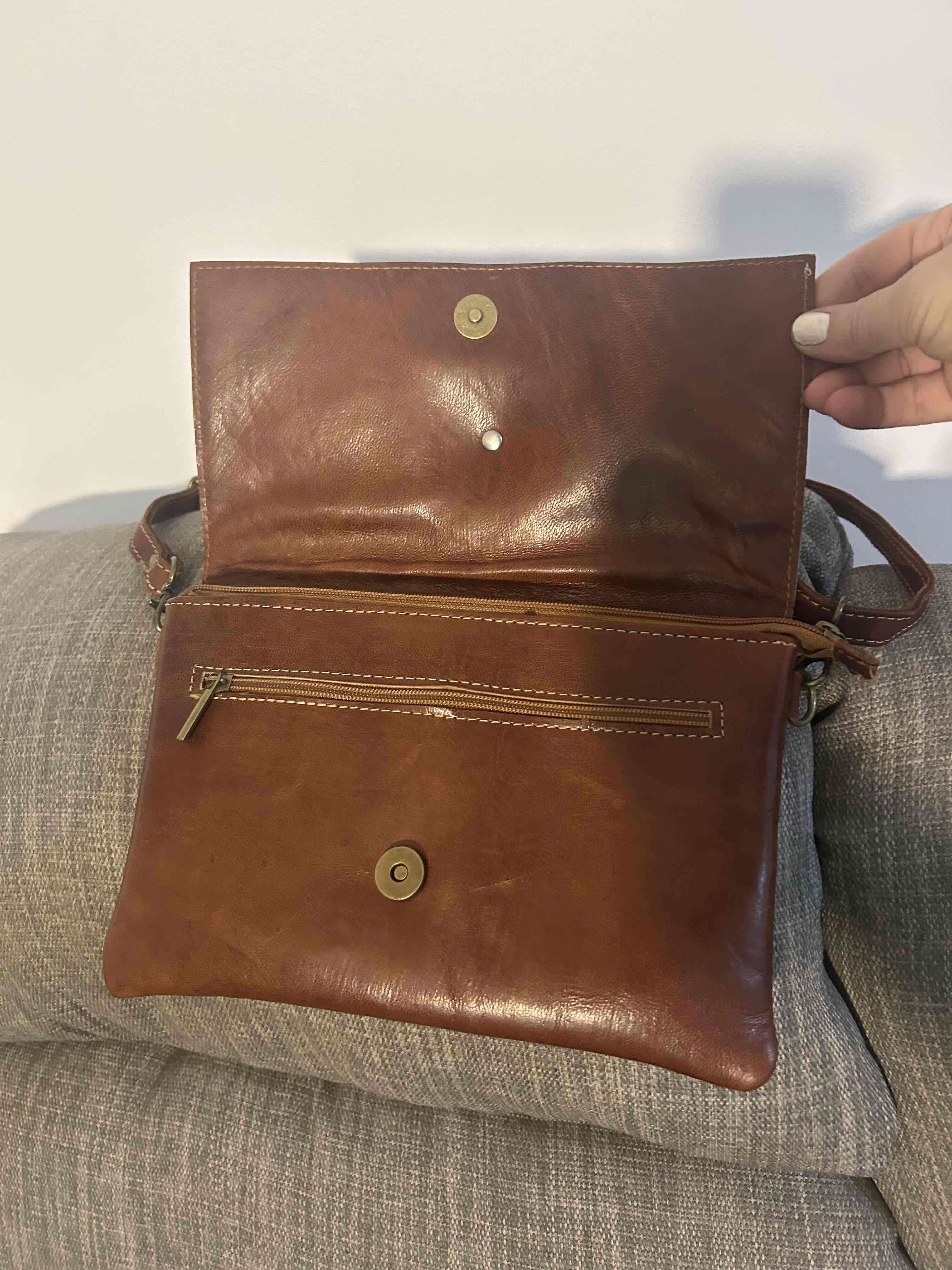 Cartera marrón con adornos metálicos - miniatura 5