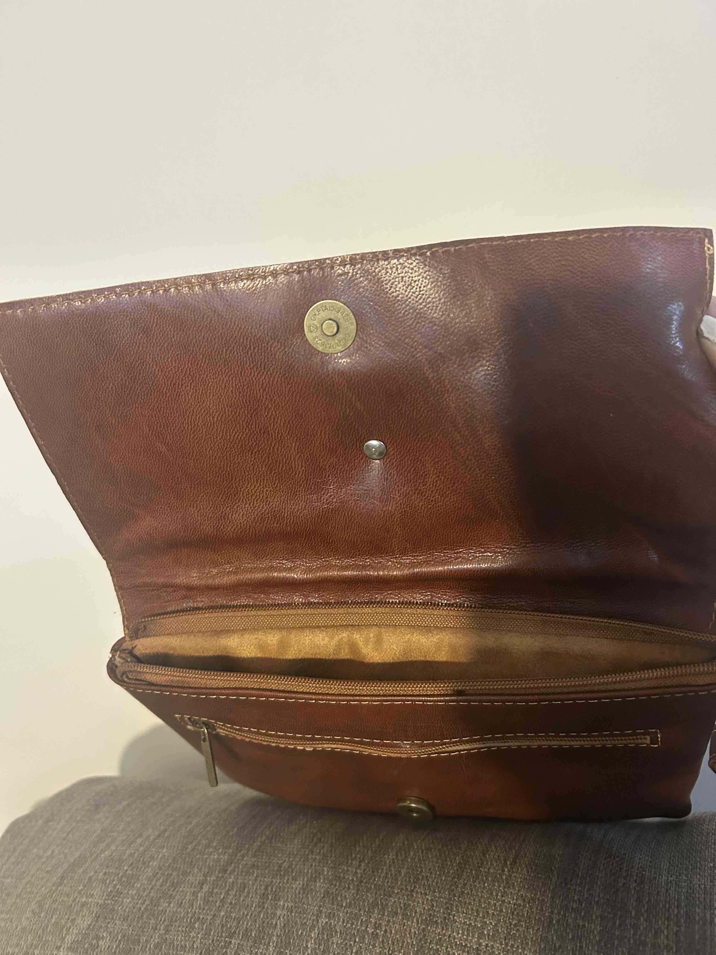 Cartera marrón con adornos metálicos - miniatura 6