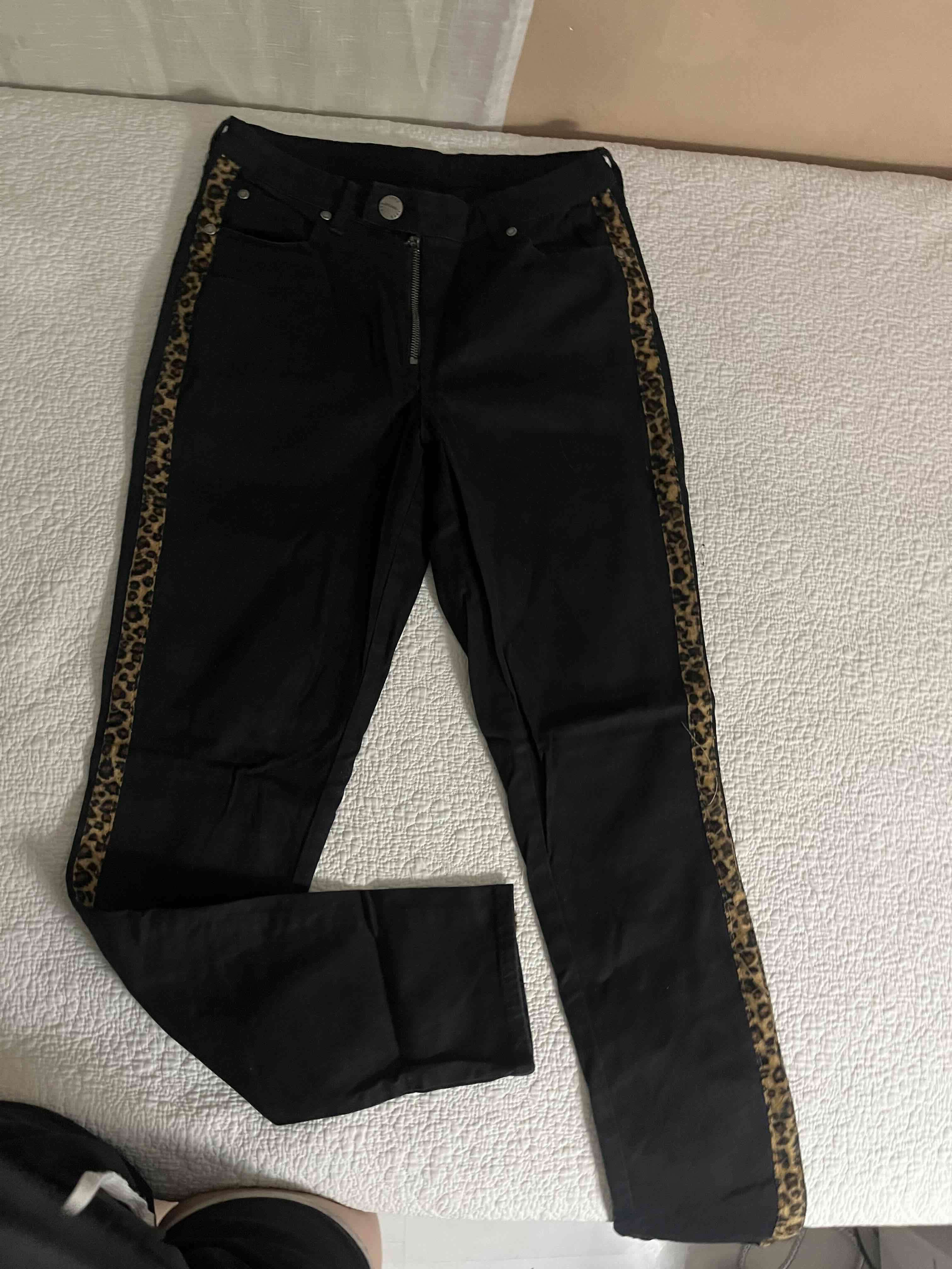 Jeans negros con línea animal print