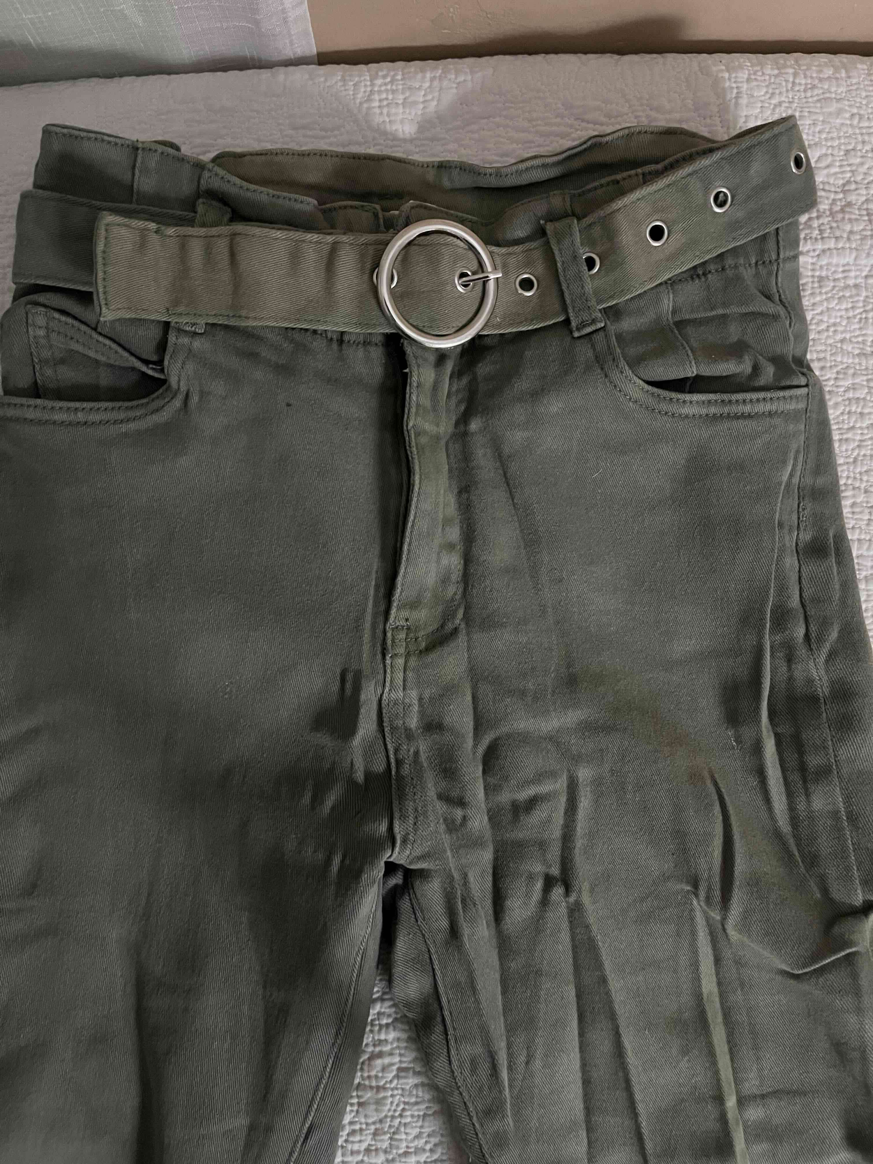 Pantalón verde caqui con cinturón