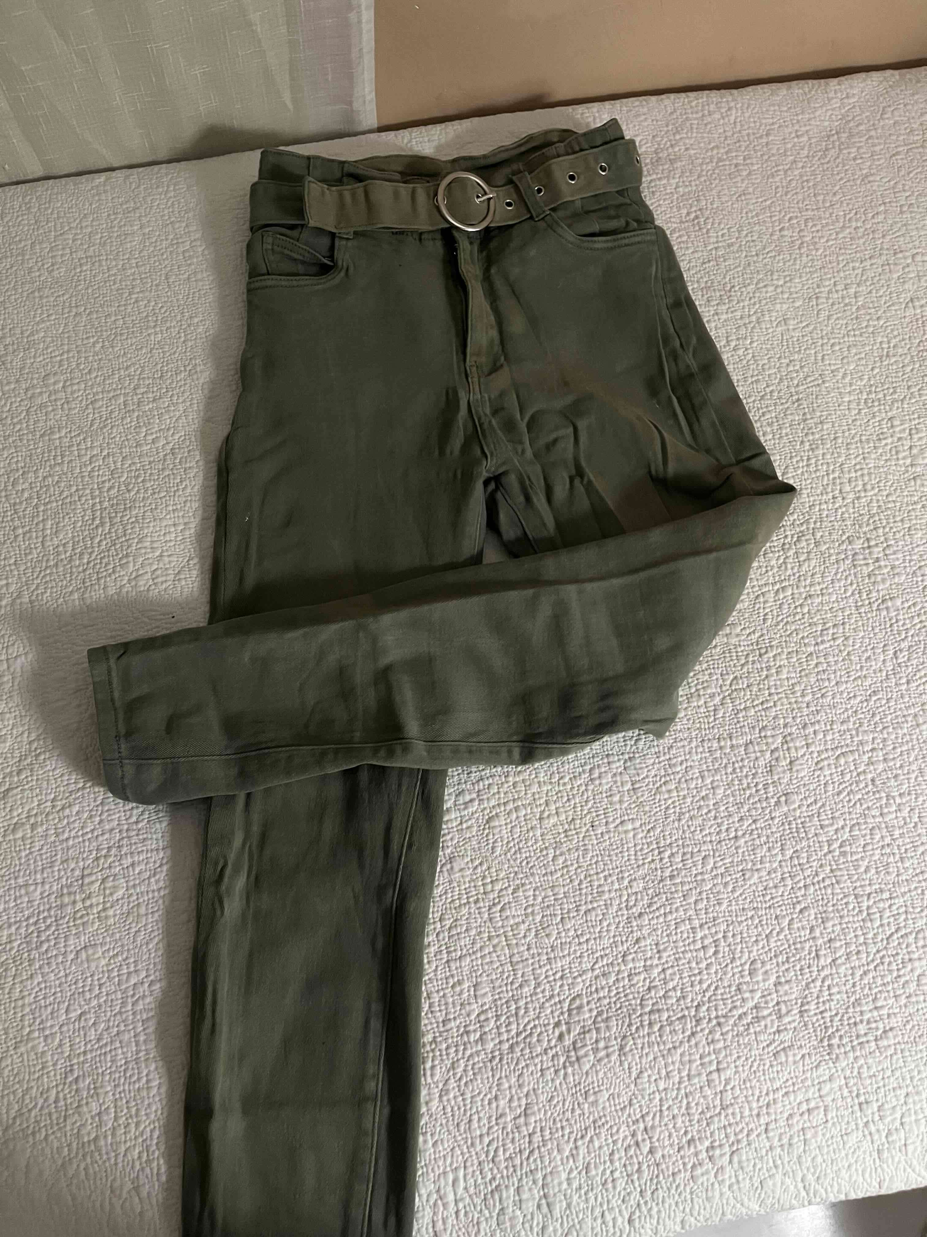 Pantalón verde caqui con cinturón - miniatura 2