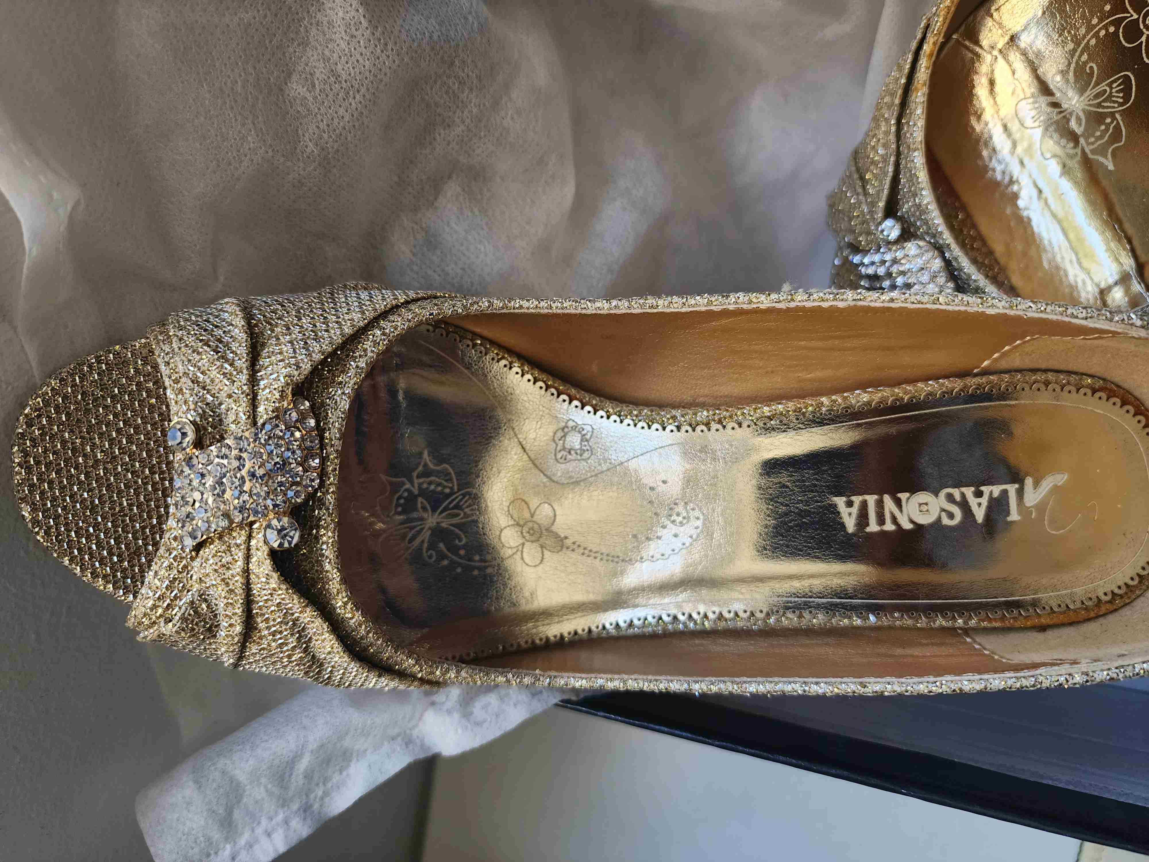 Sandalias doradas con cristales