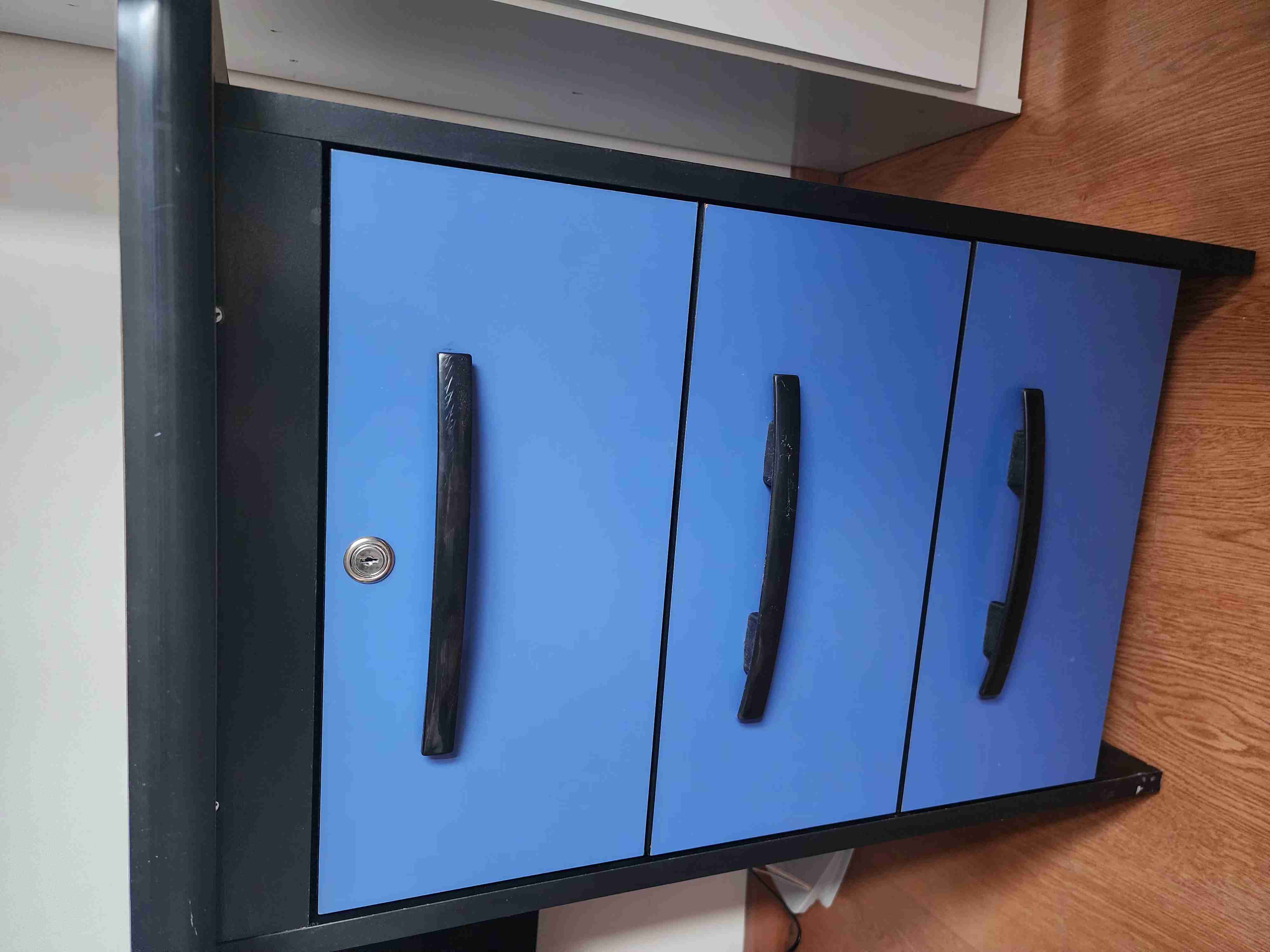 Escritorio negro con gavetas azules - miniatura 2