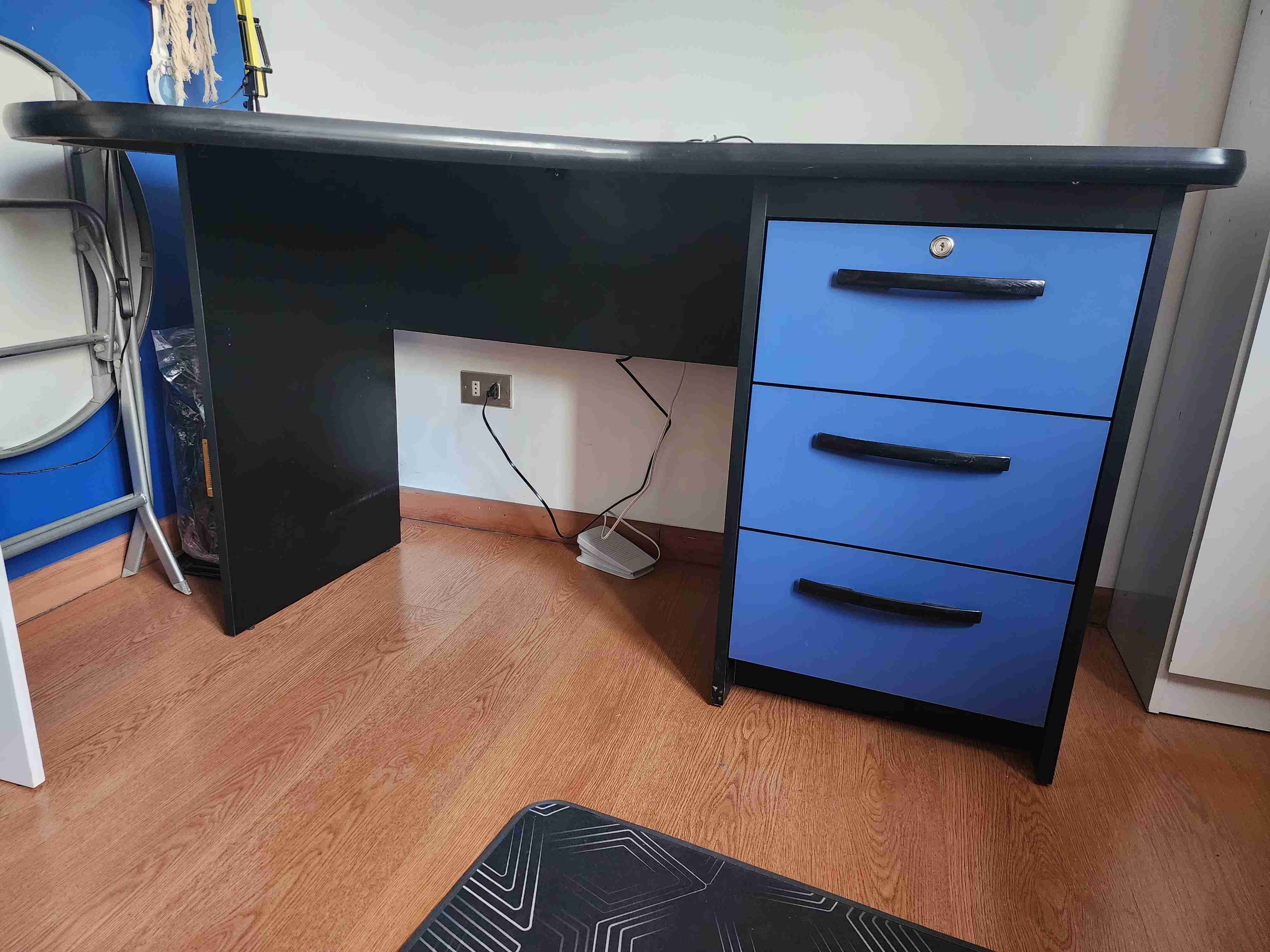 Escritorio negro con gavetas azules - miniatura 4