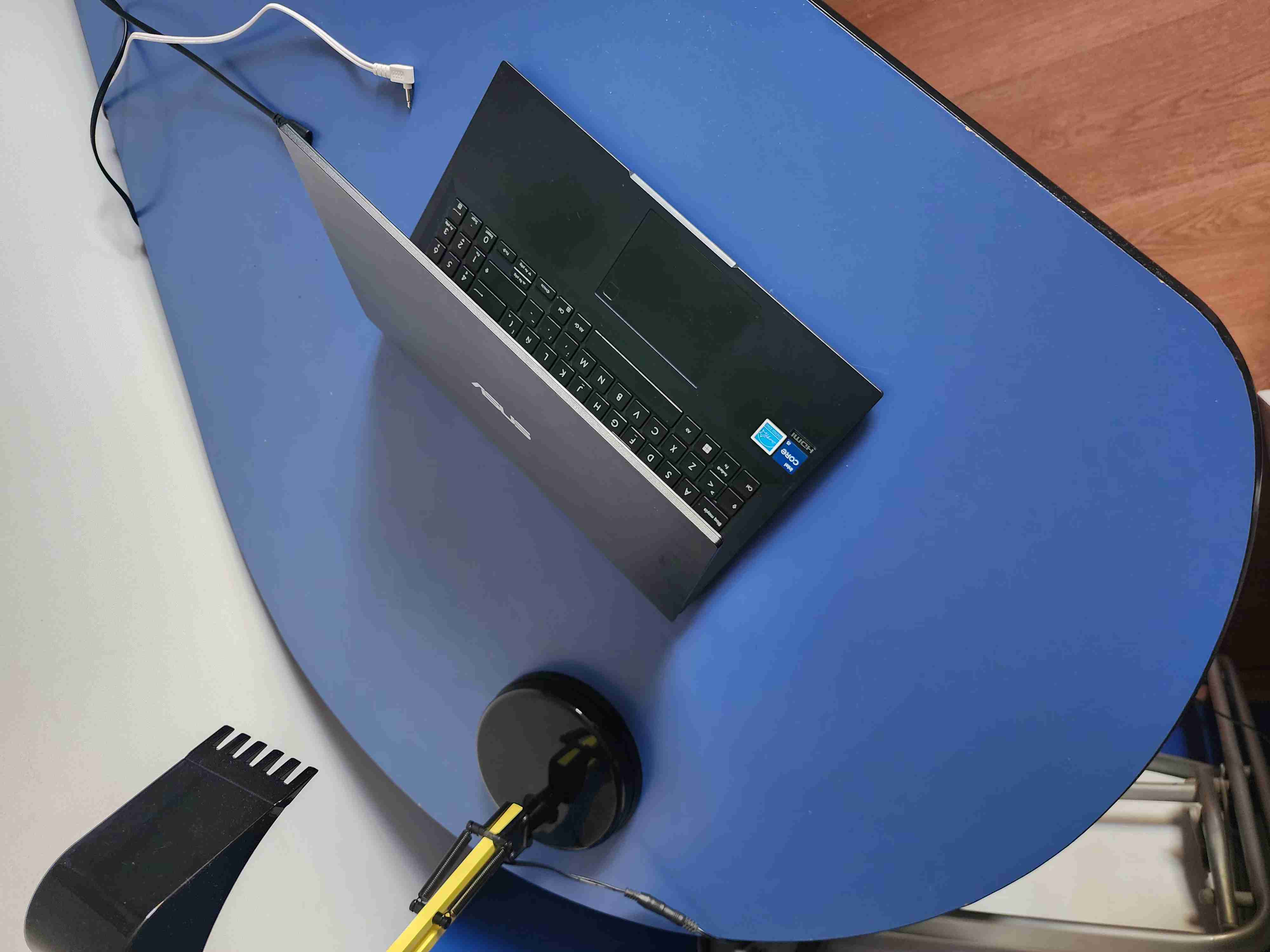 Escritorio negro con gavetas azules - miniatura 5