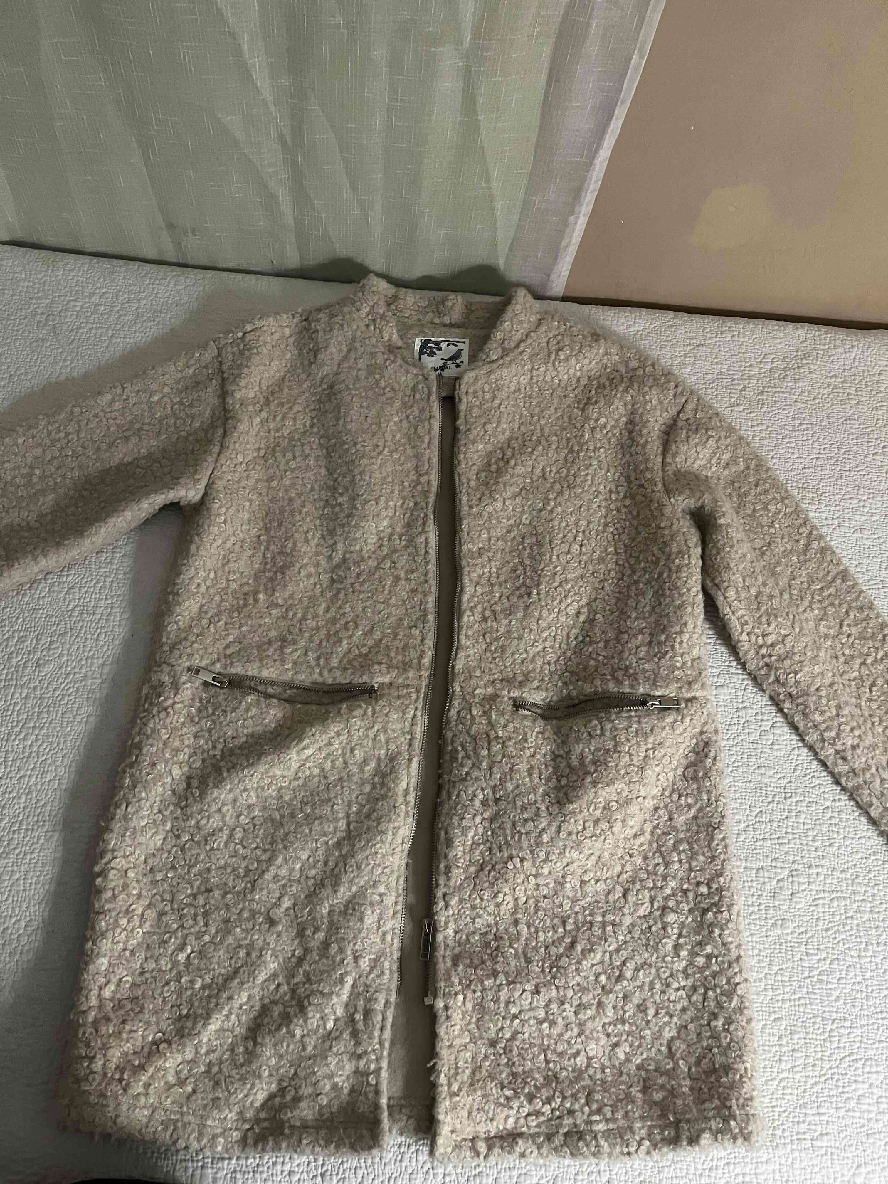 Abrigo beige con cierre