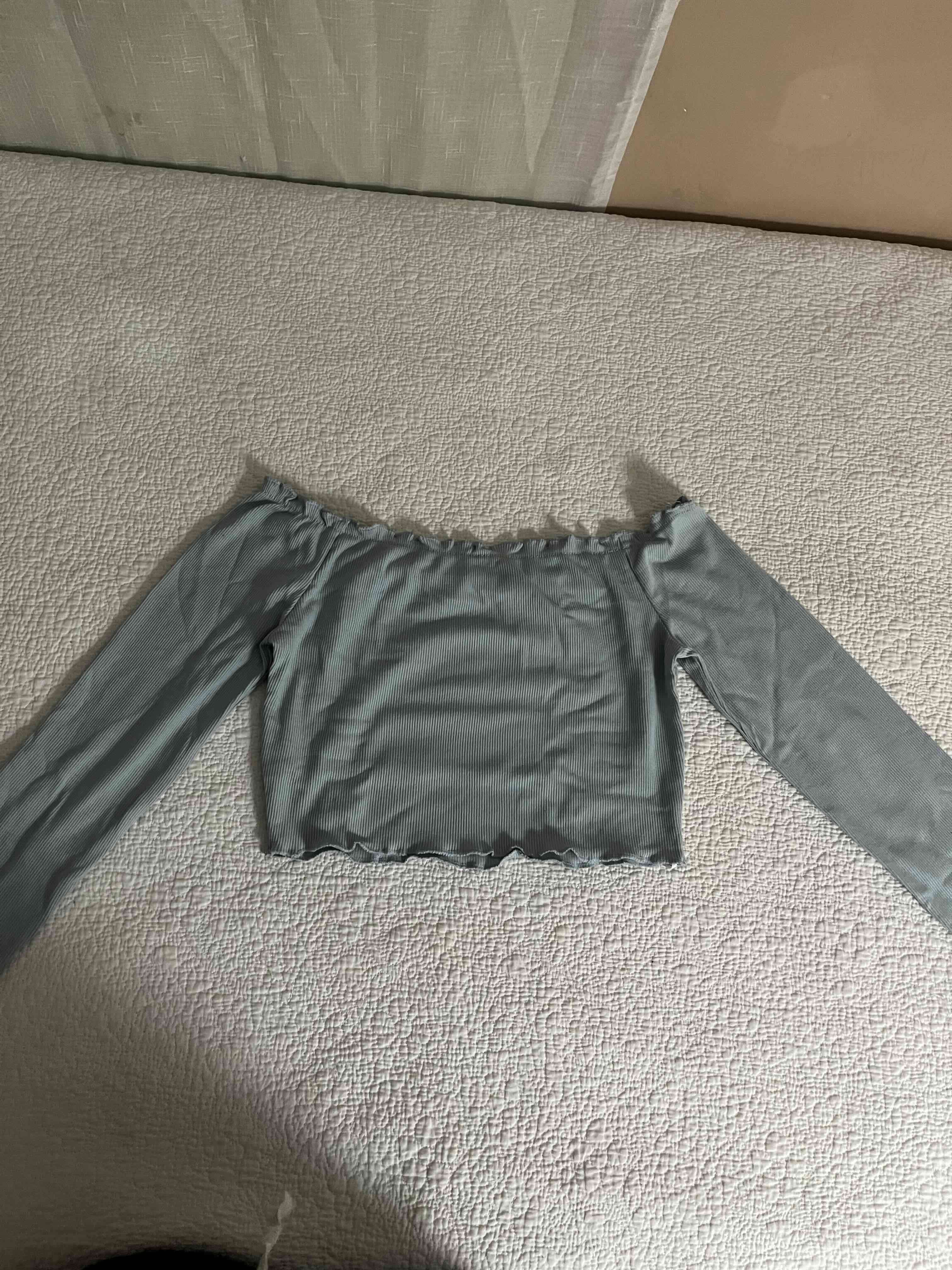 Polera hombros descubiertos celeste