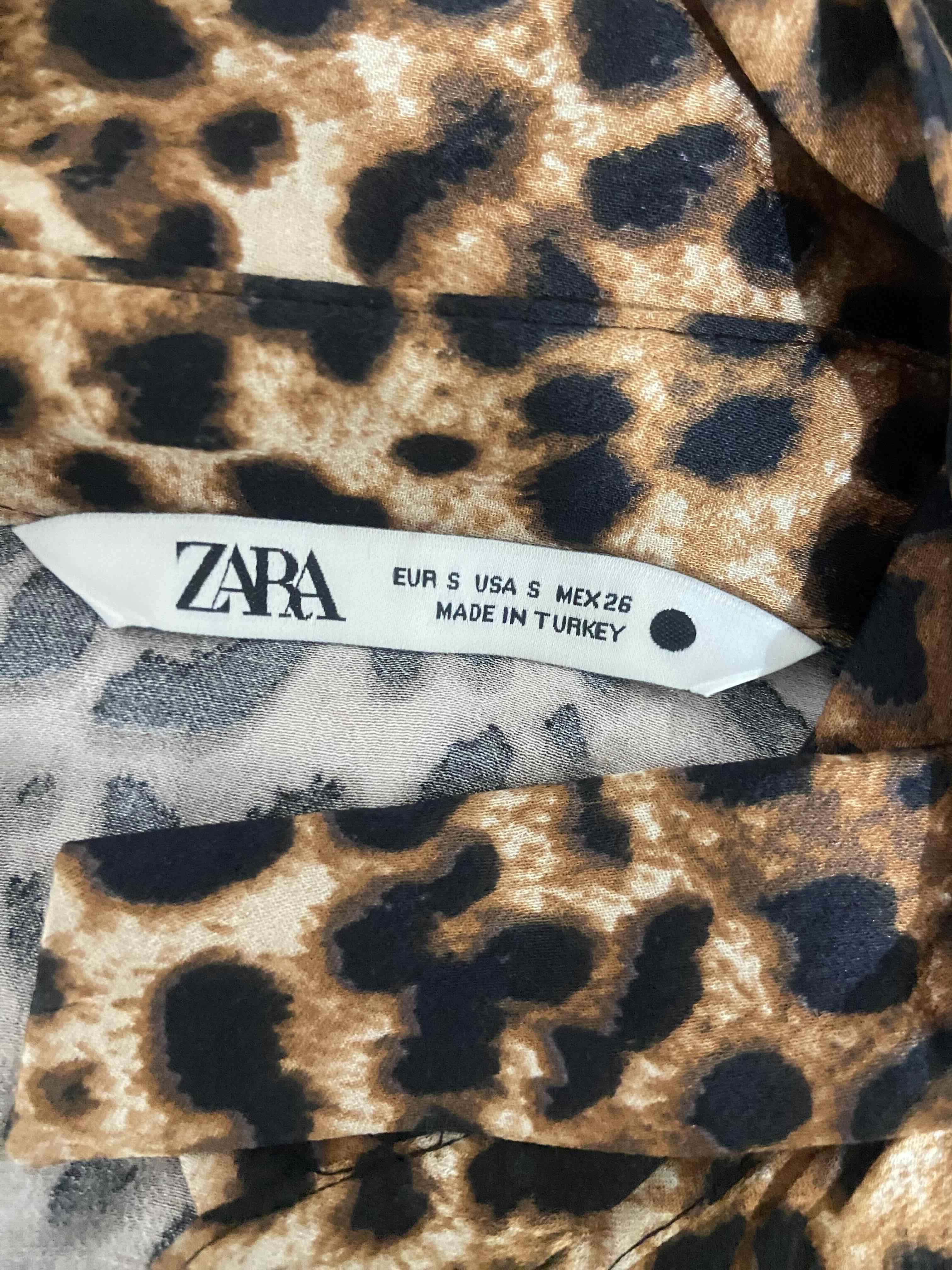 Blusa gris Zara encaje negro - miniatura 4