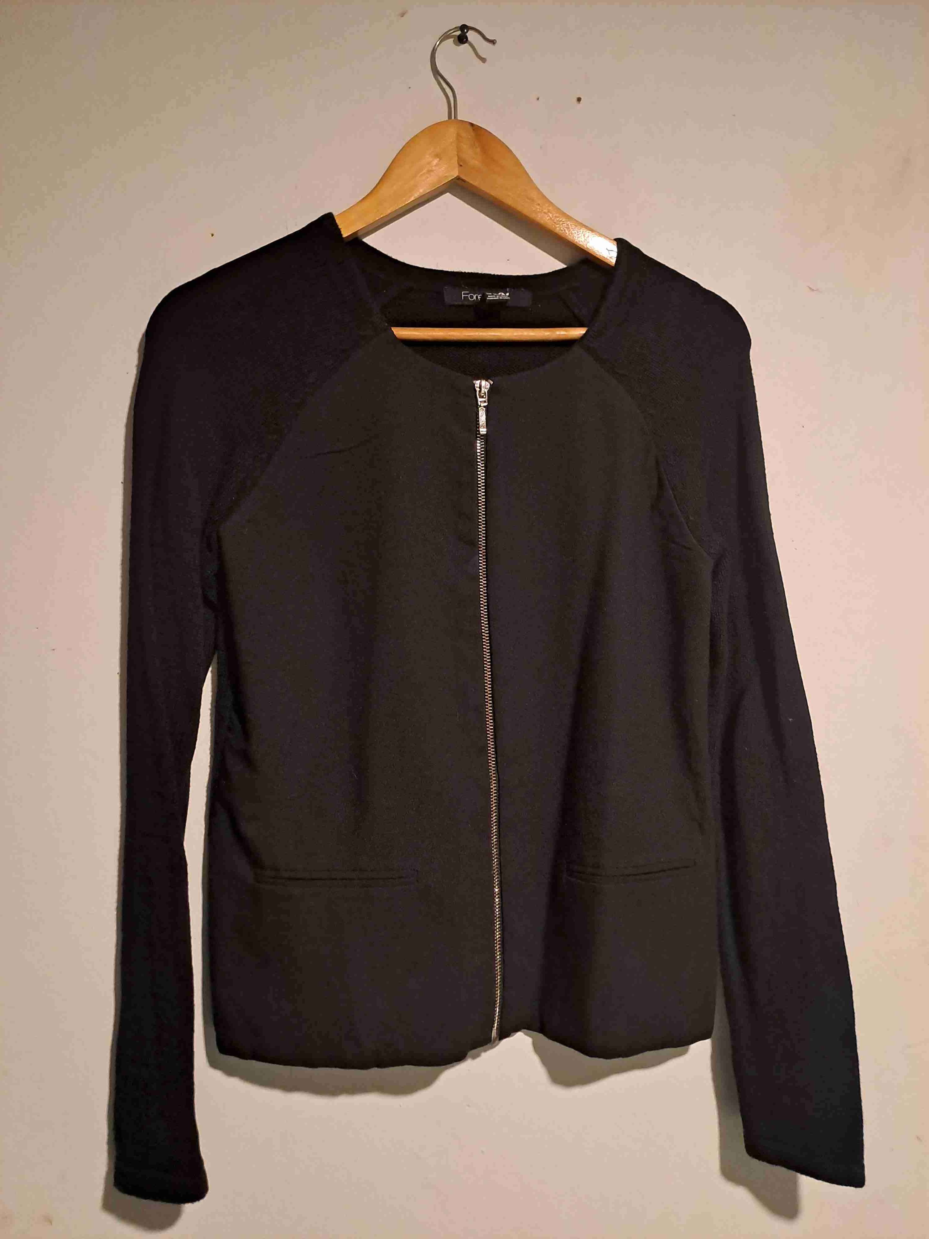 Chaquetas negras con sierres y peludos