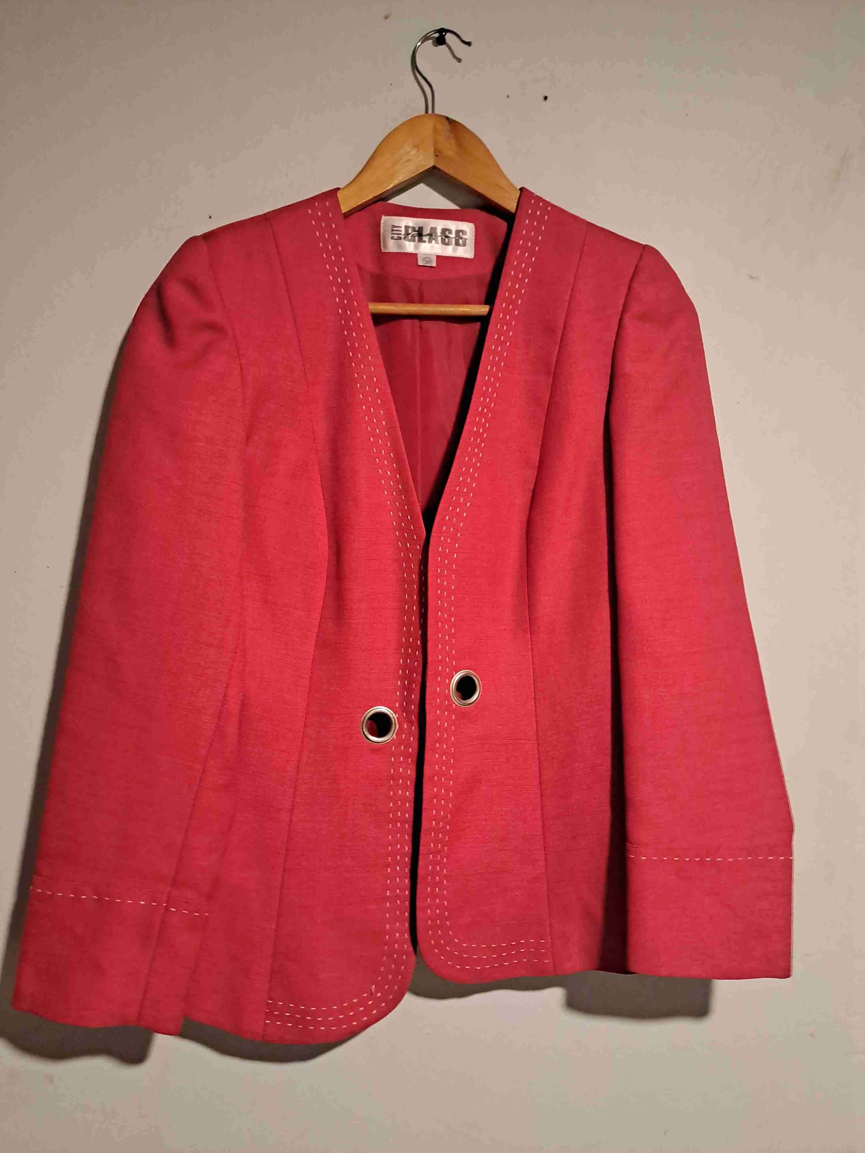 Chaquetas negras con sierres y peludos - miniatura 2