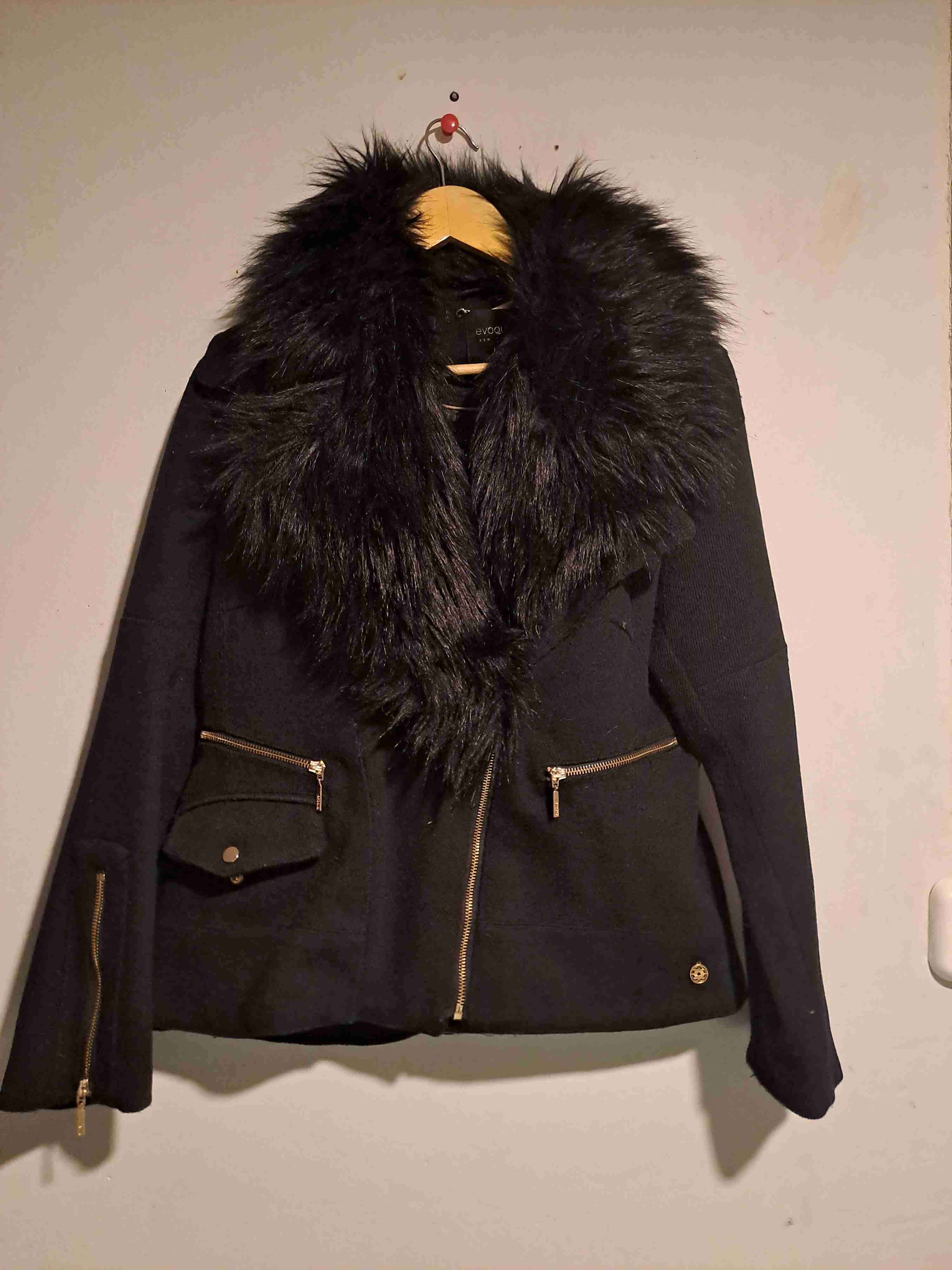 Chaquetas negras con sierres y peludos - miniatura 3