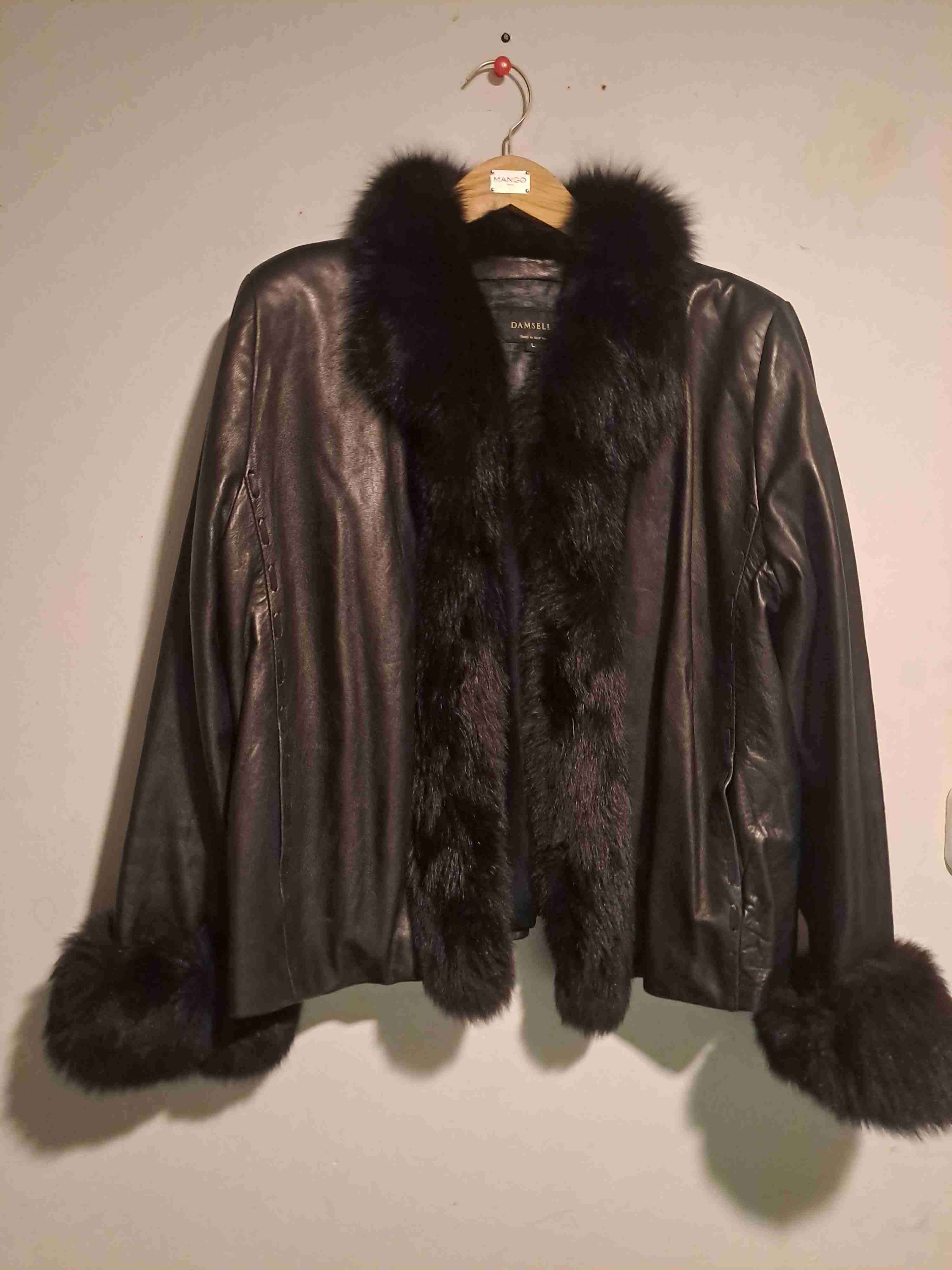 Chaquetas negras con sierres y peludos - miniatura 4