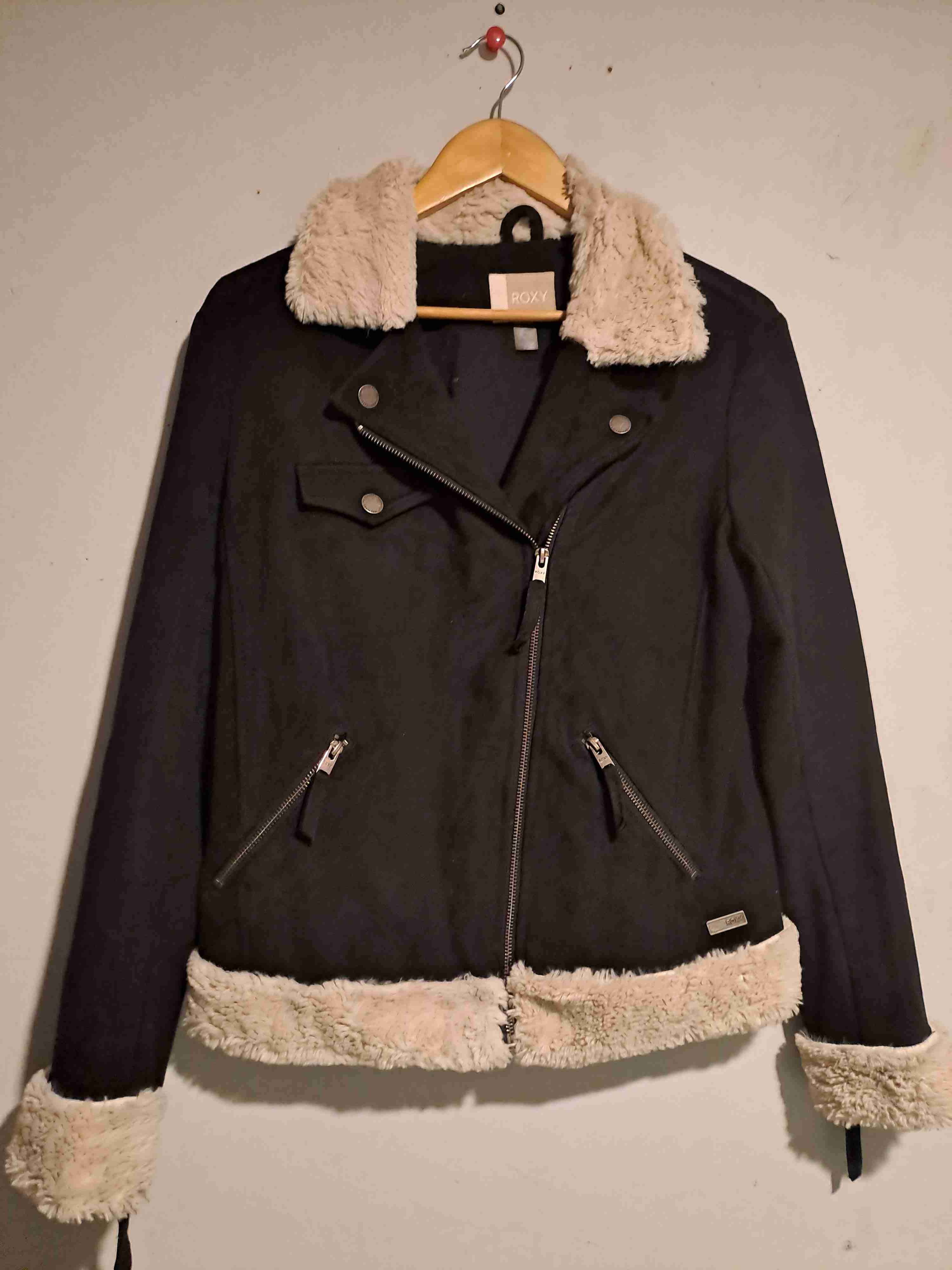 Chaquetas negras con sierres y peludos - miniatura 5