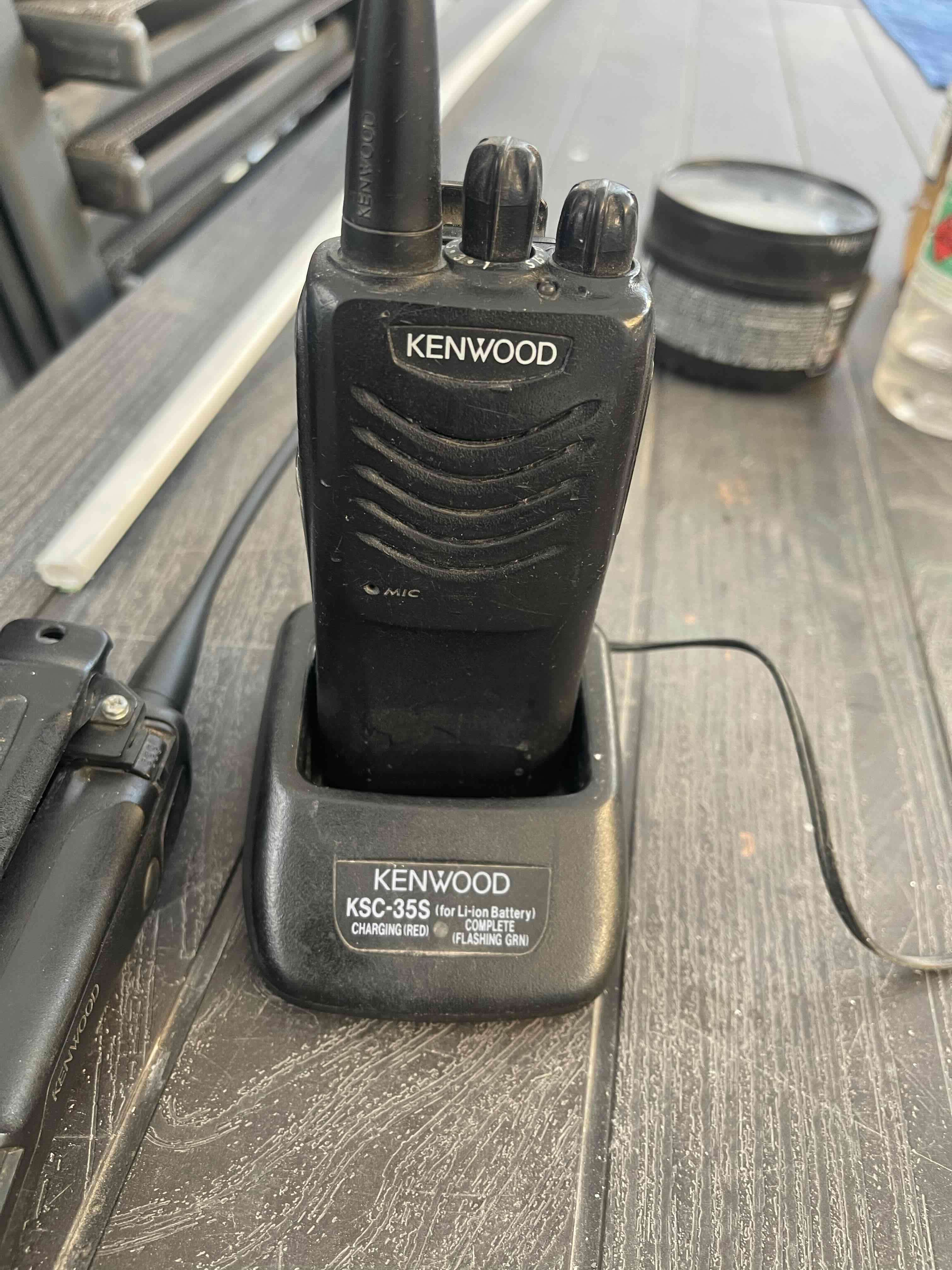 Radios Kenwood con cargador - miniatura 2