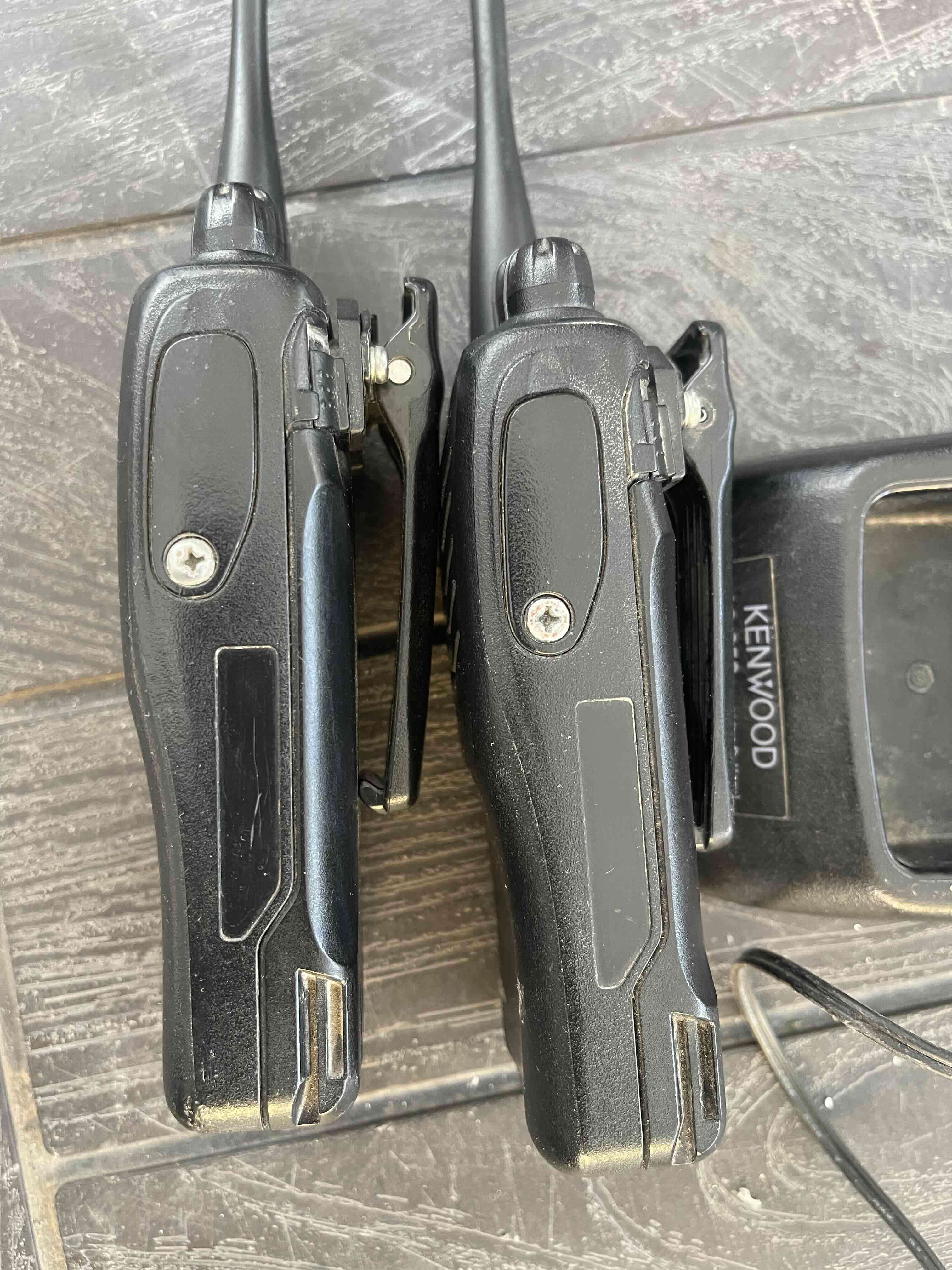 Radios Kenwood con cargador - miniatura 3