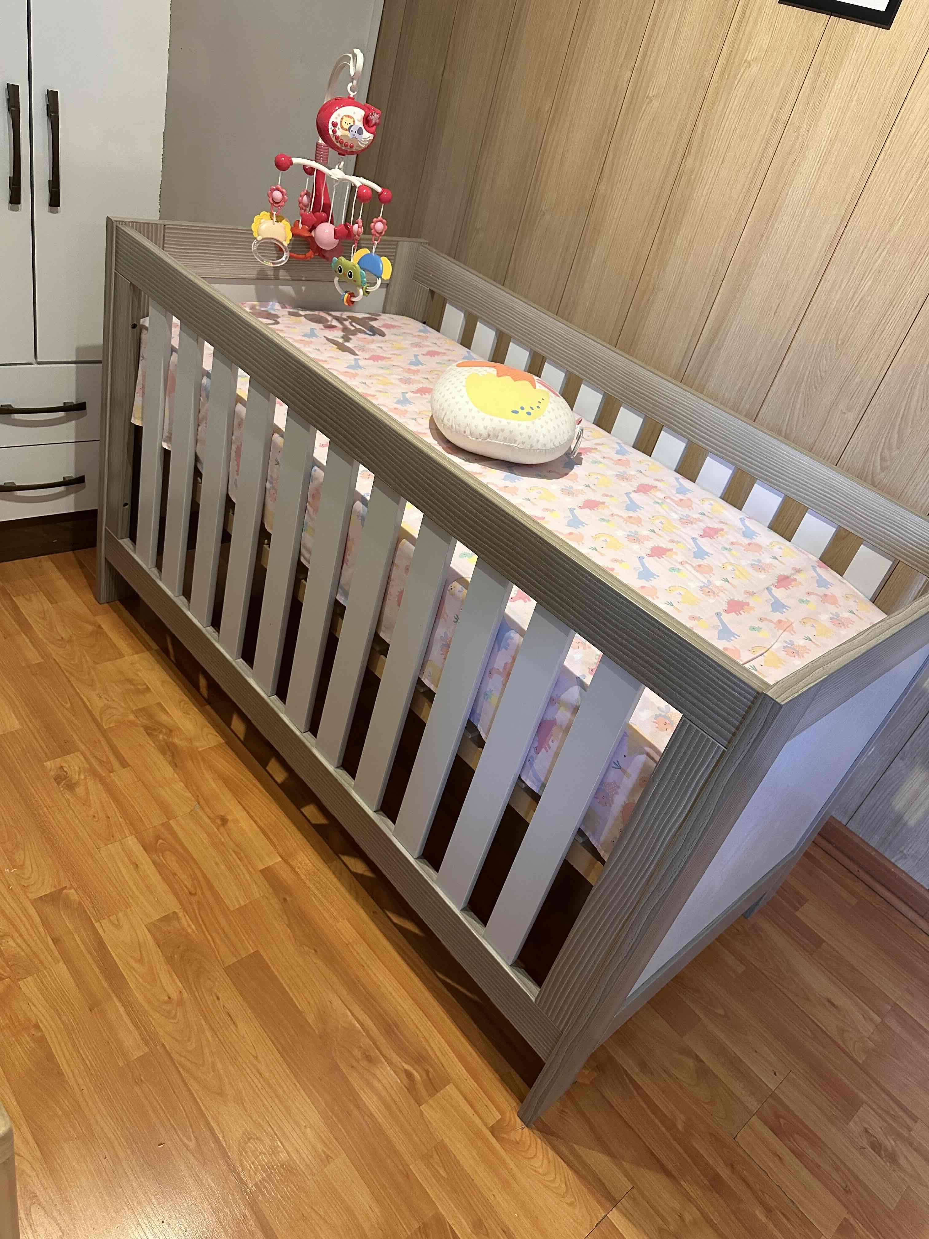 Cuna de madera para bebé