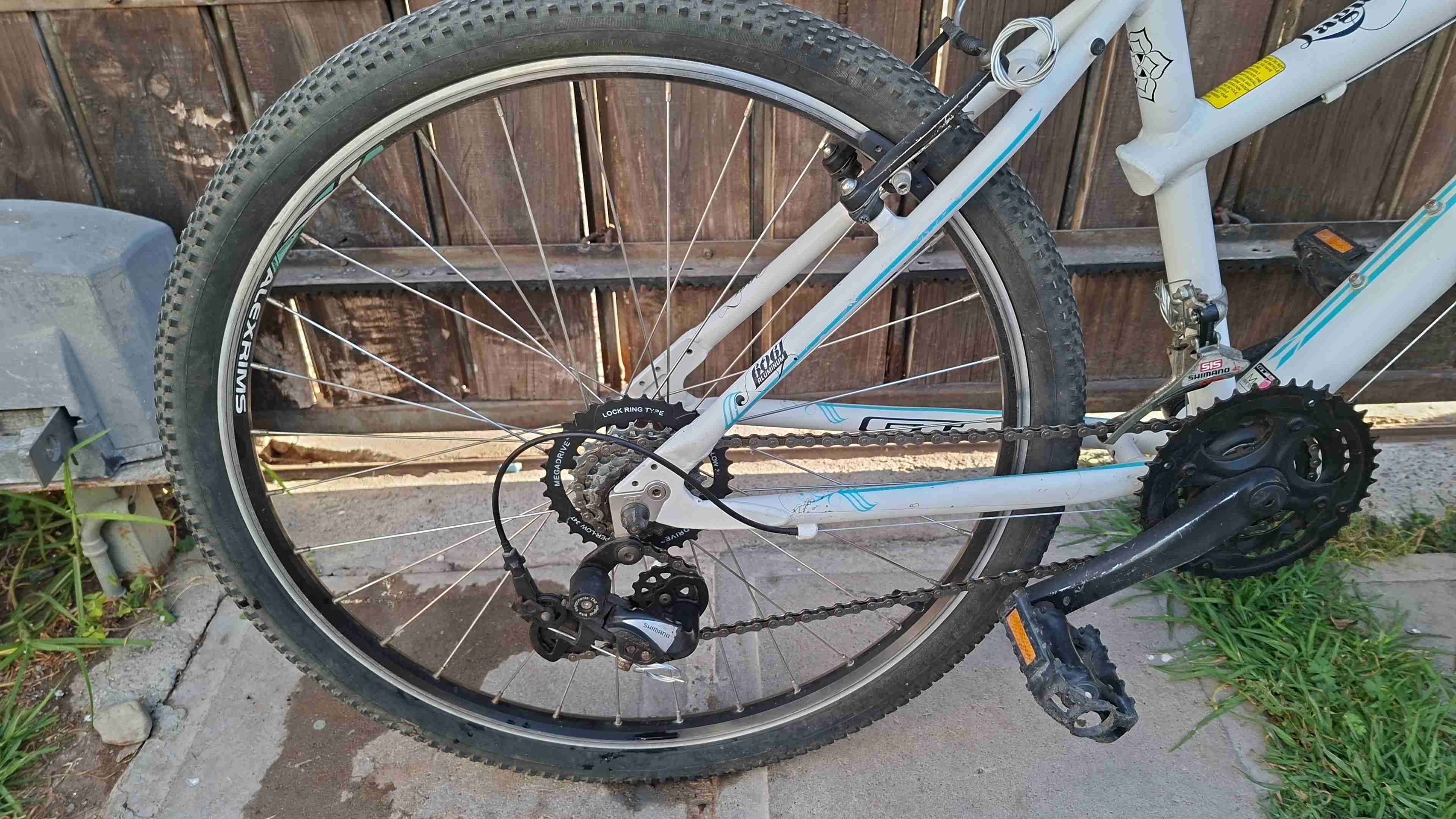 Bicicleta GT azul y blanca - miniatura 2