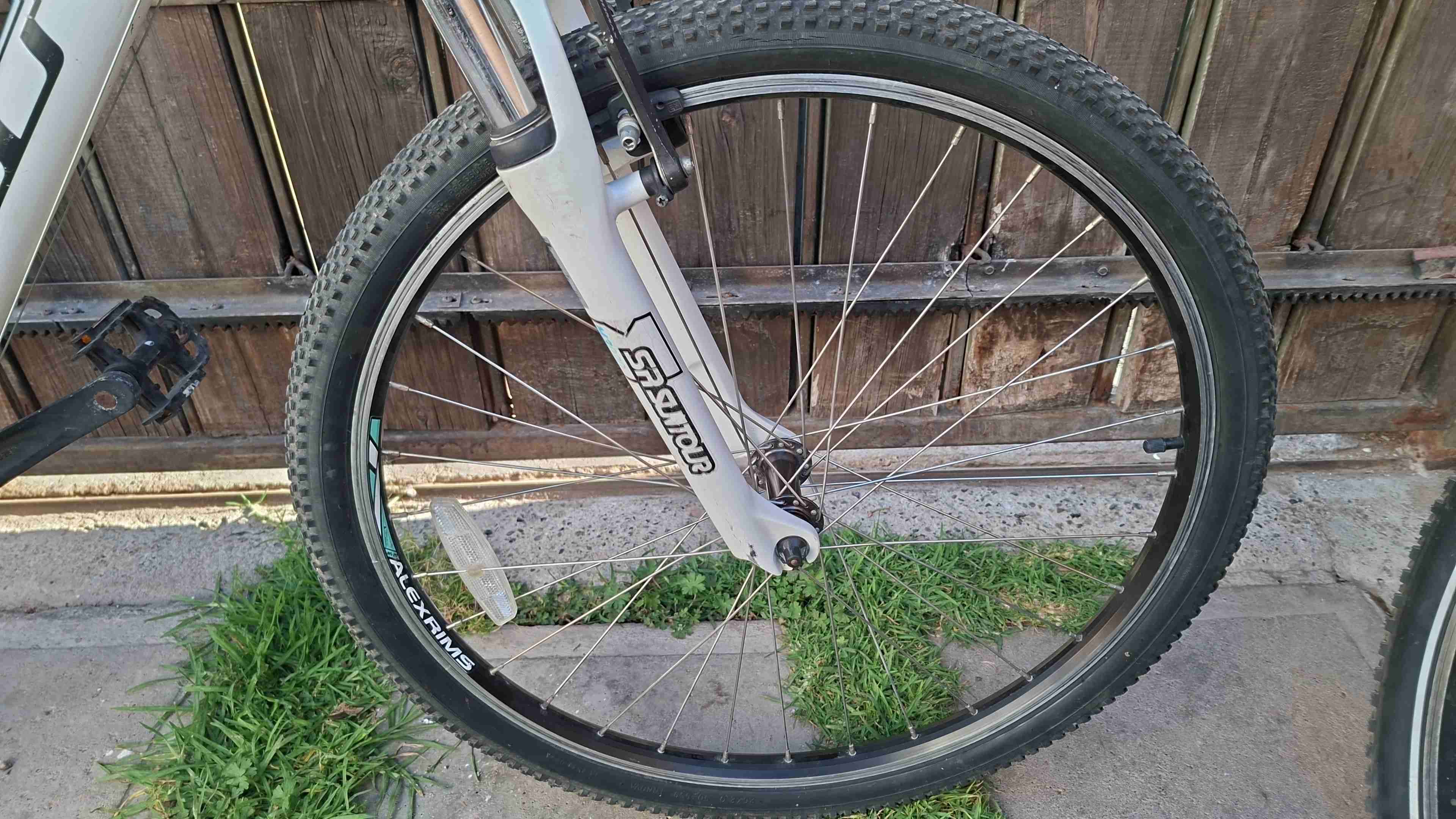 Bicicleta GT azul y blanca - miniatura 3