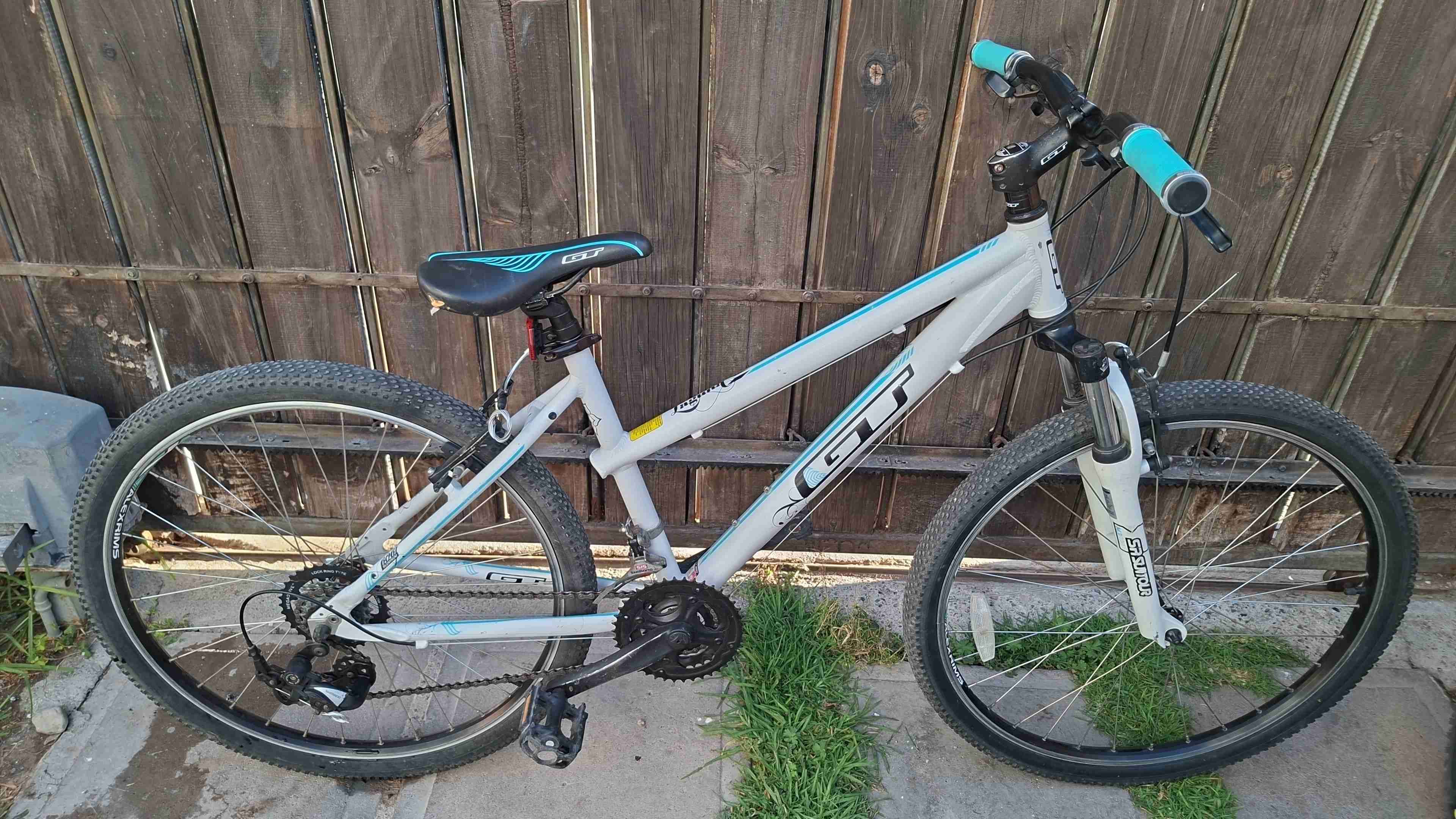 Bicicleta GT azul y blanca - miniatura 4