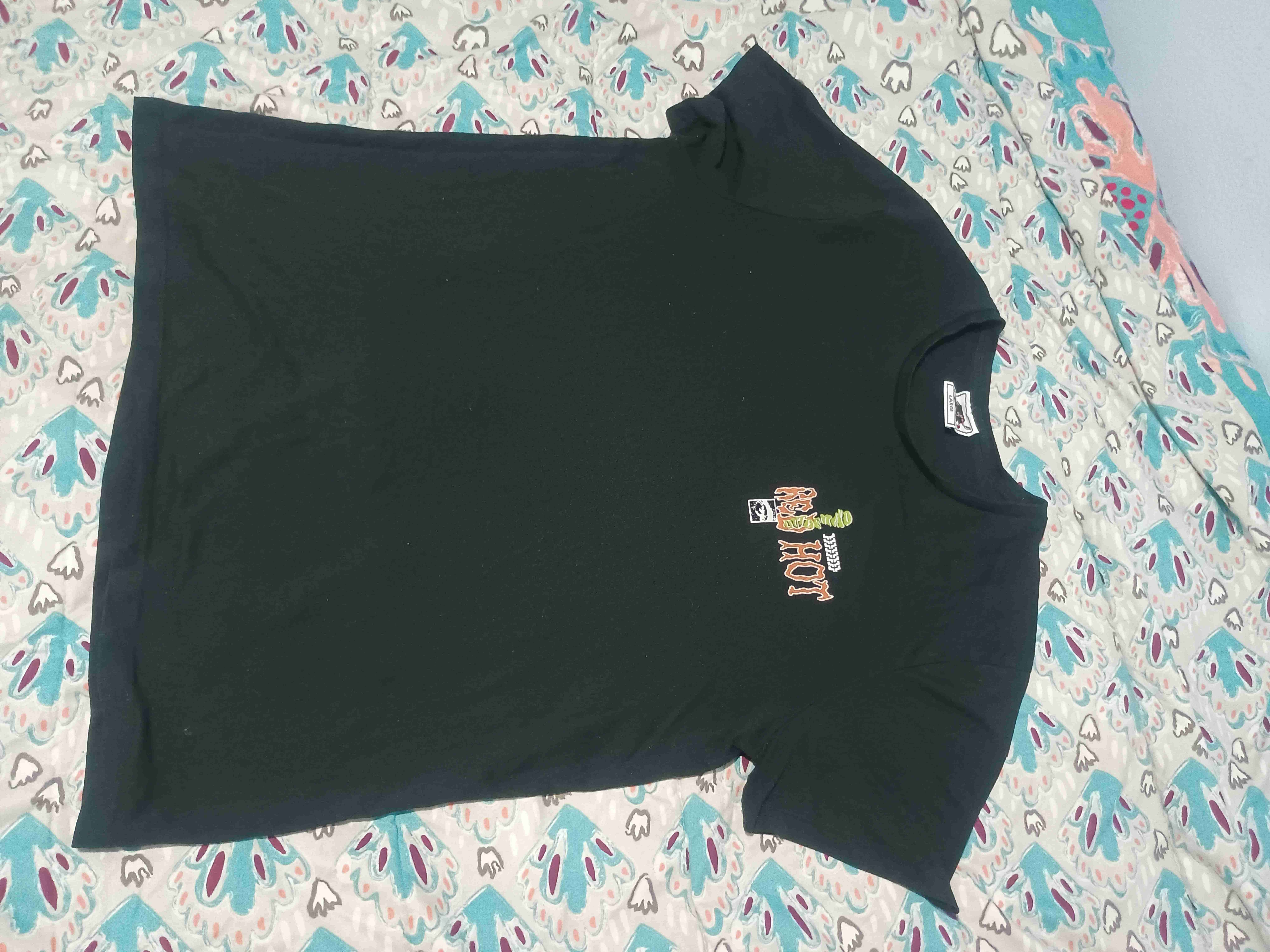 Polera negra con diseño Joy