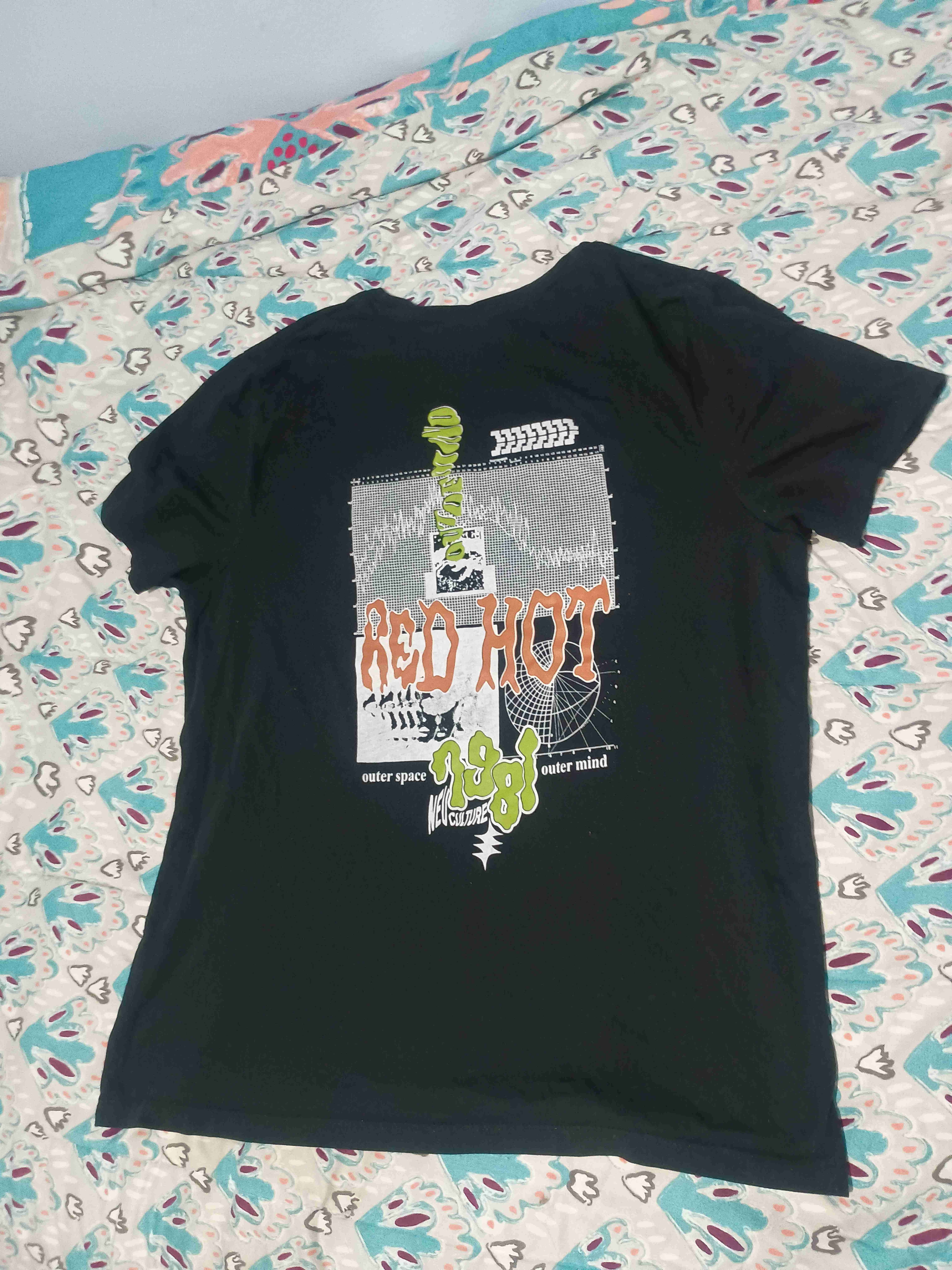 Polera negra con diseño Joy - miniatura 3