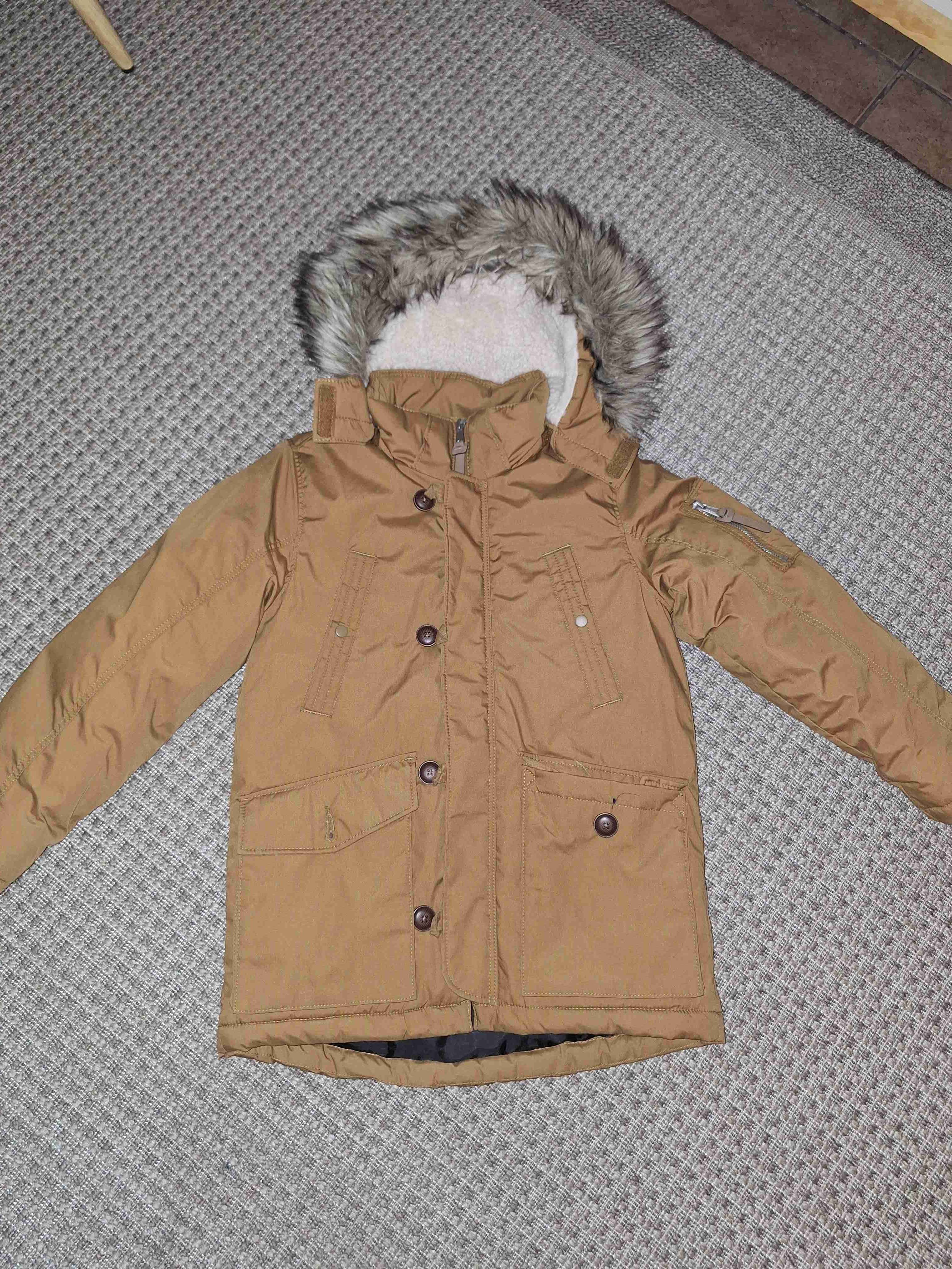 Parka marrón con capucha de piel