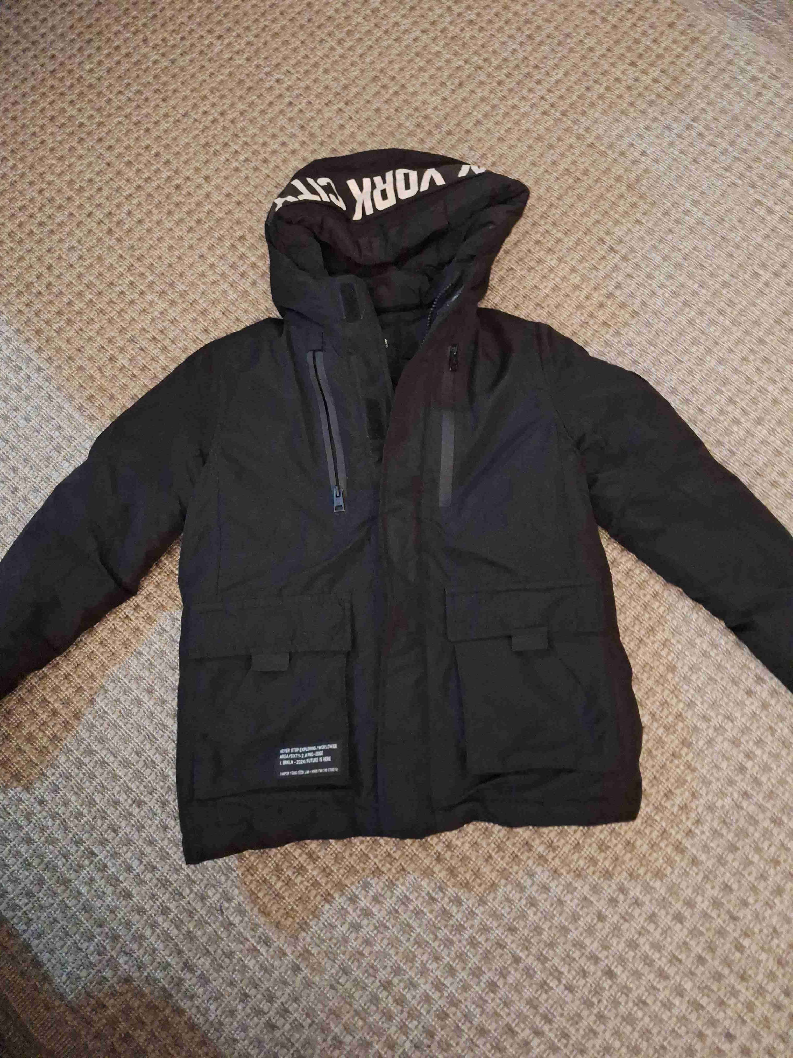 Chaqueta negra con capucha