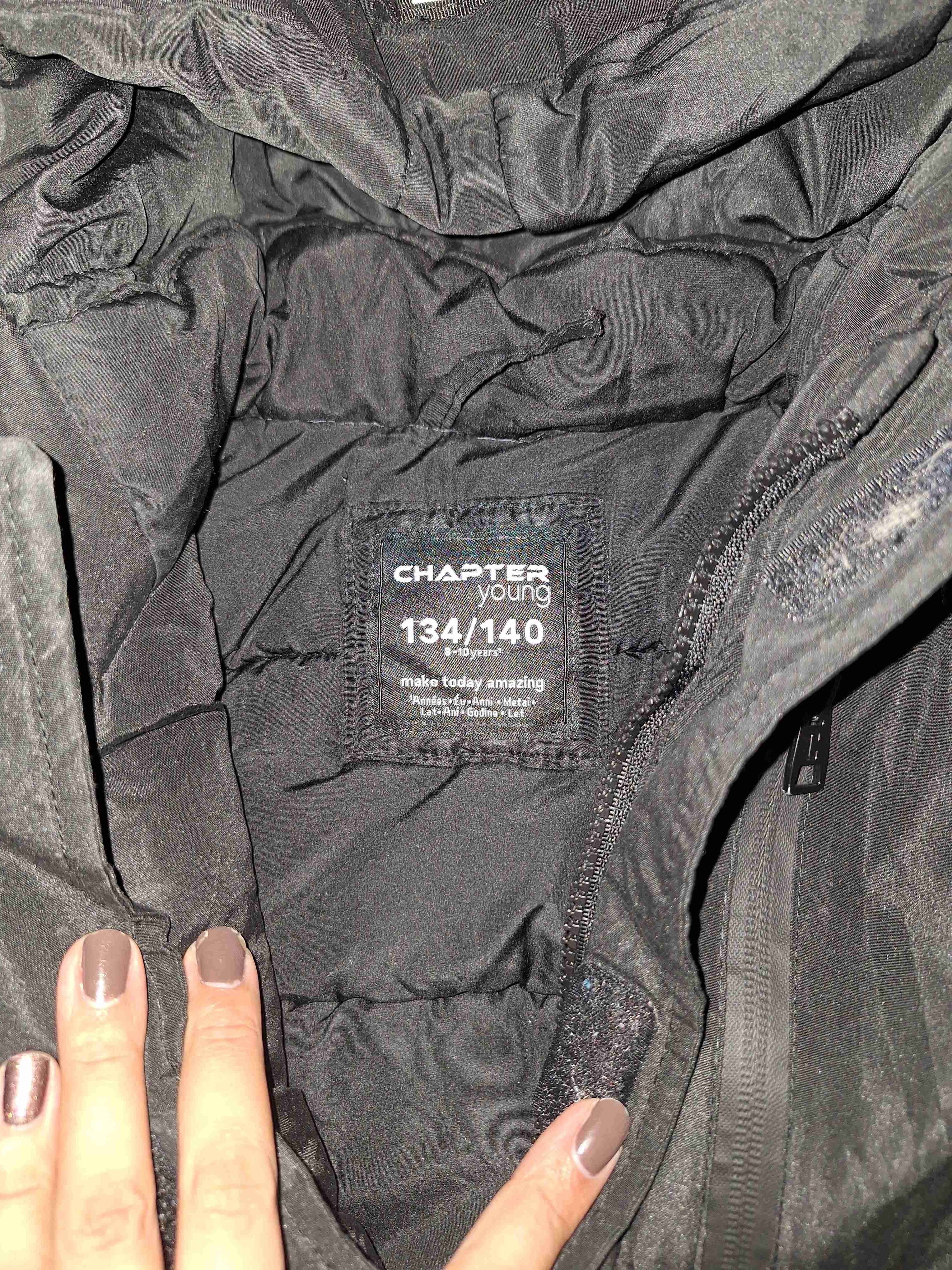 Chaqueta negra con capucha - miniatura 2