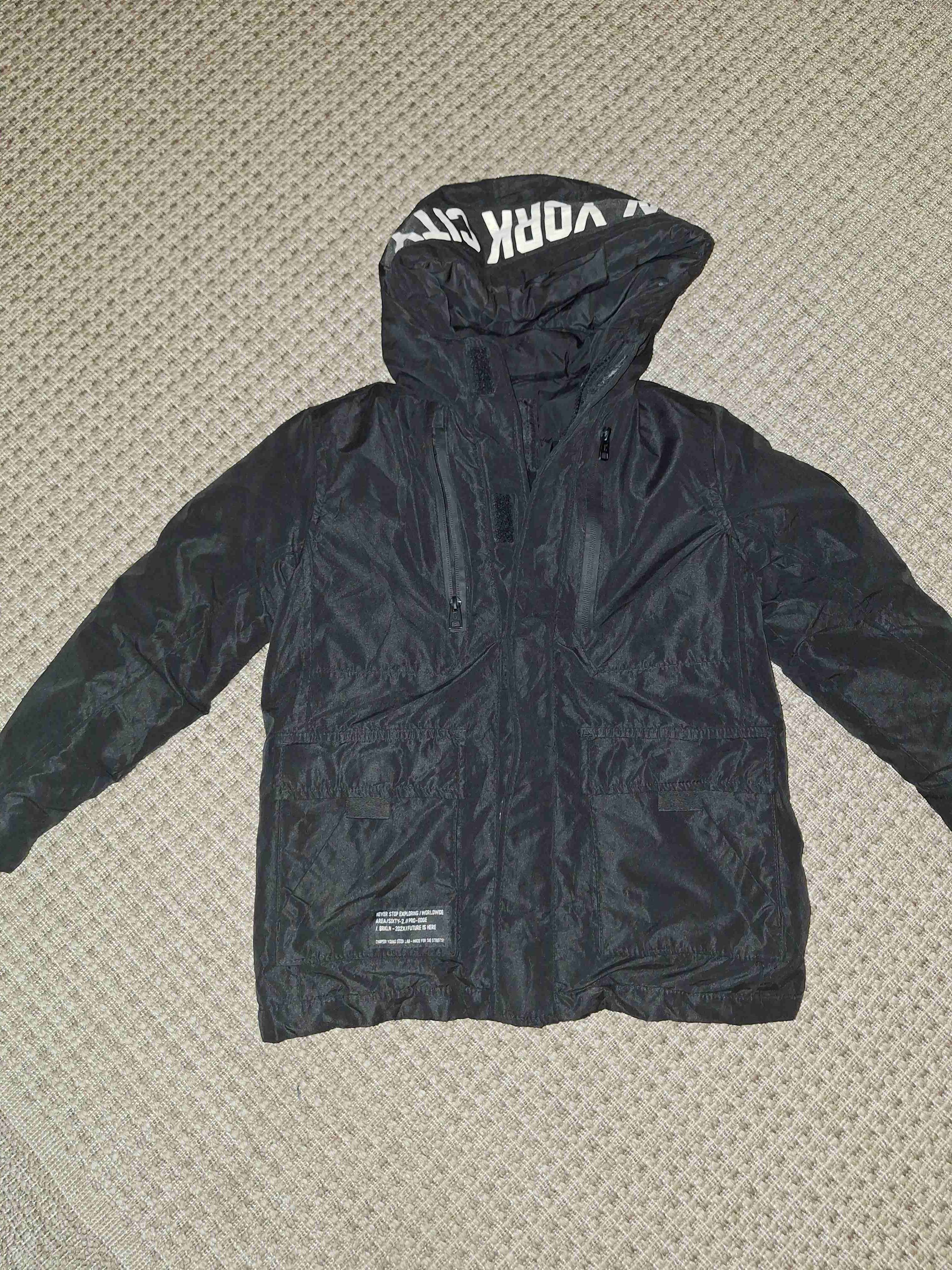 Chaqueta negra con capucha - miniatura 3