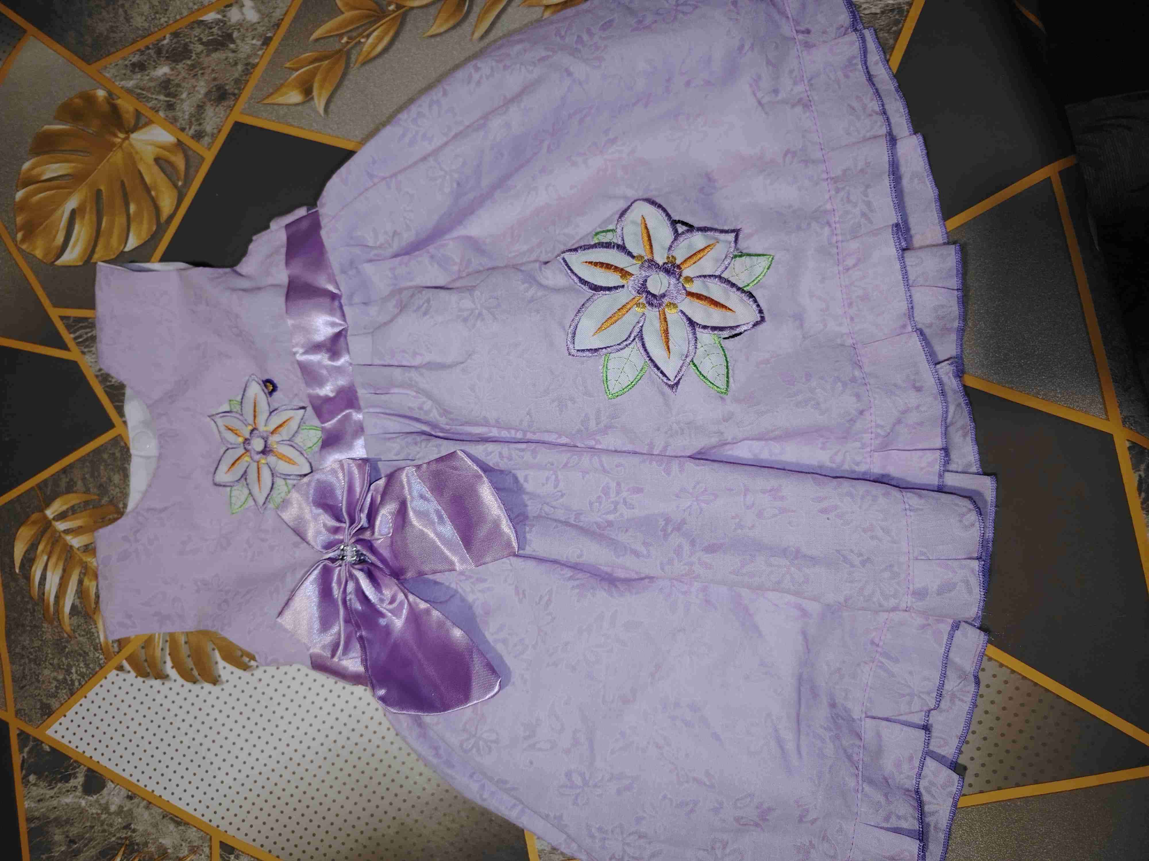 Vestido de niña lila con flores