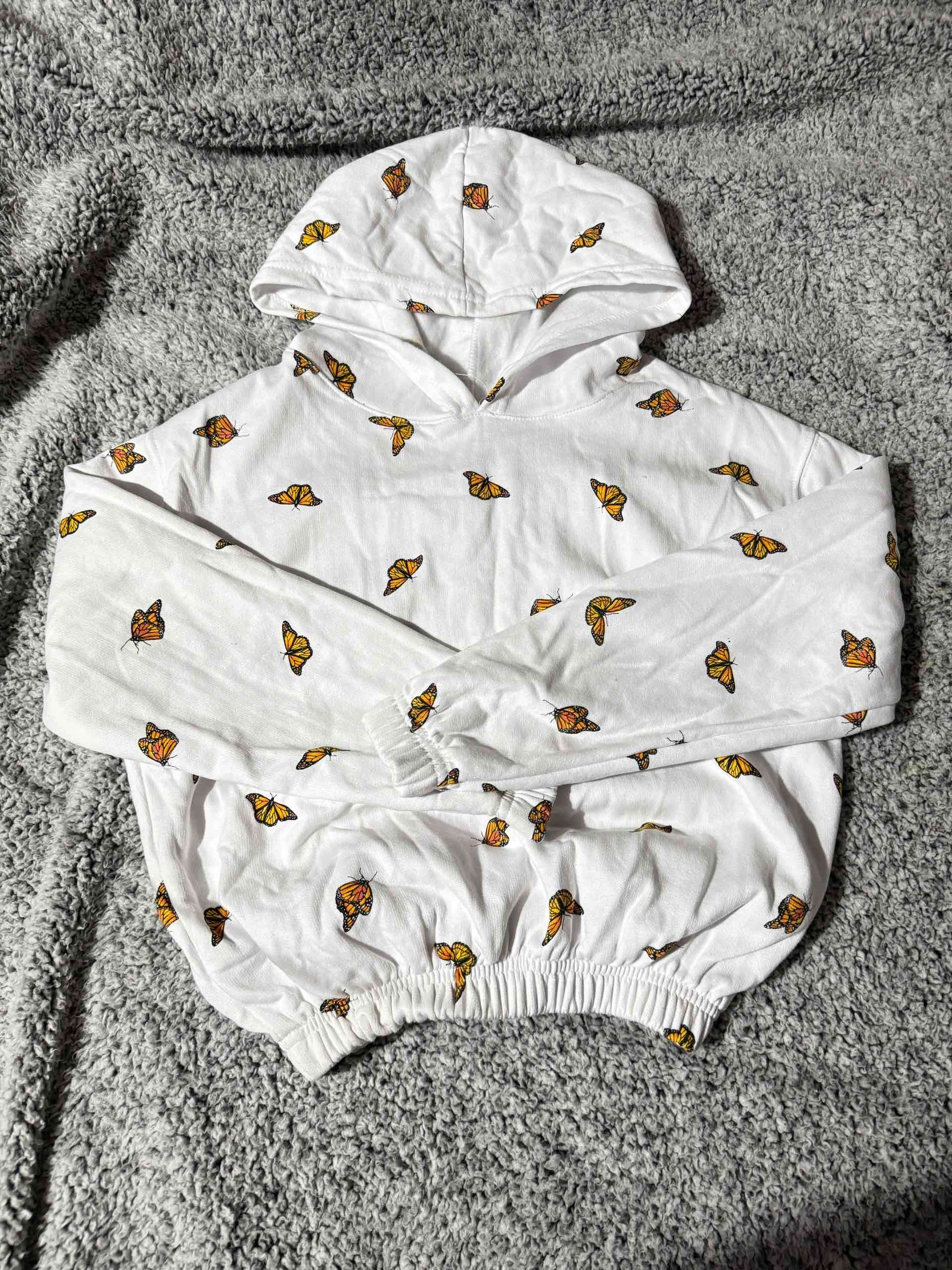 Polerón blanco con mariposas