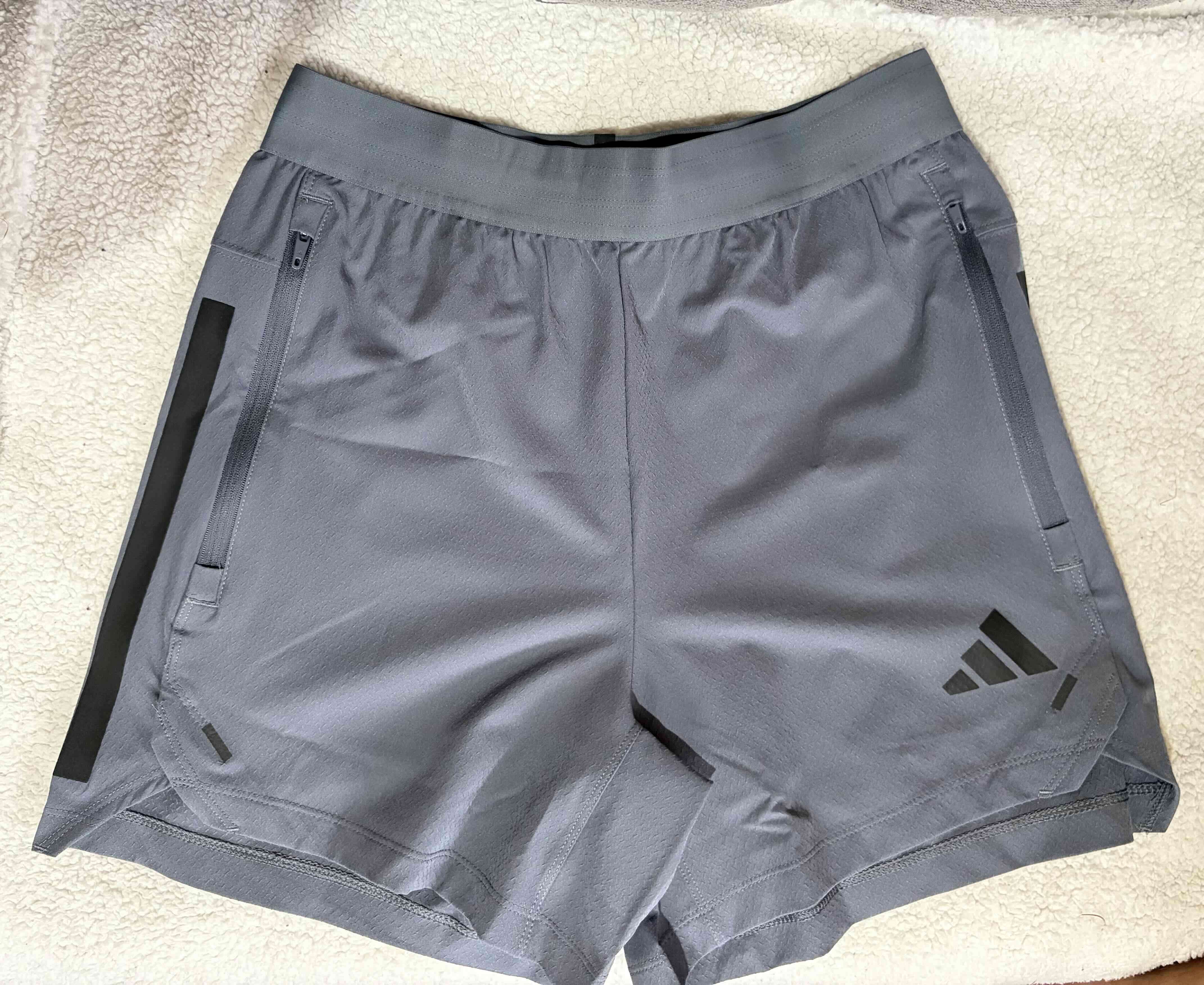 Shorts deportivos grises Adidas