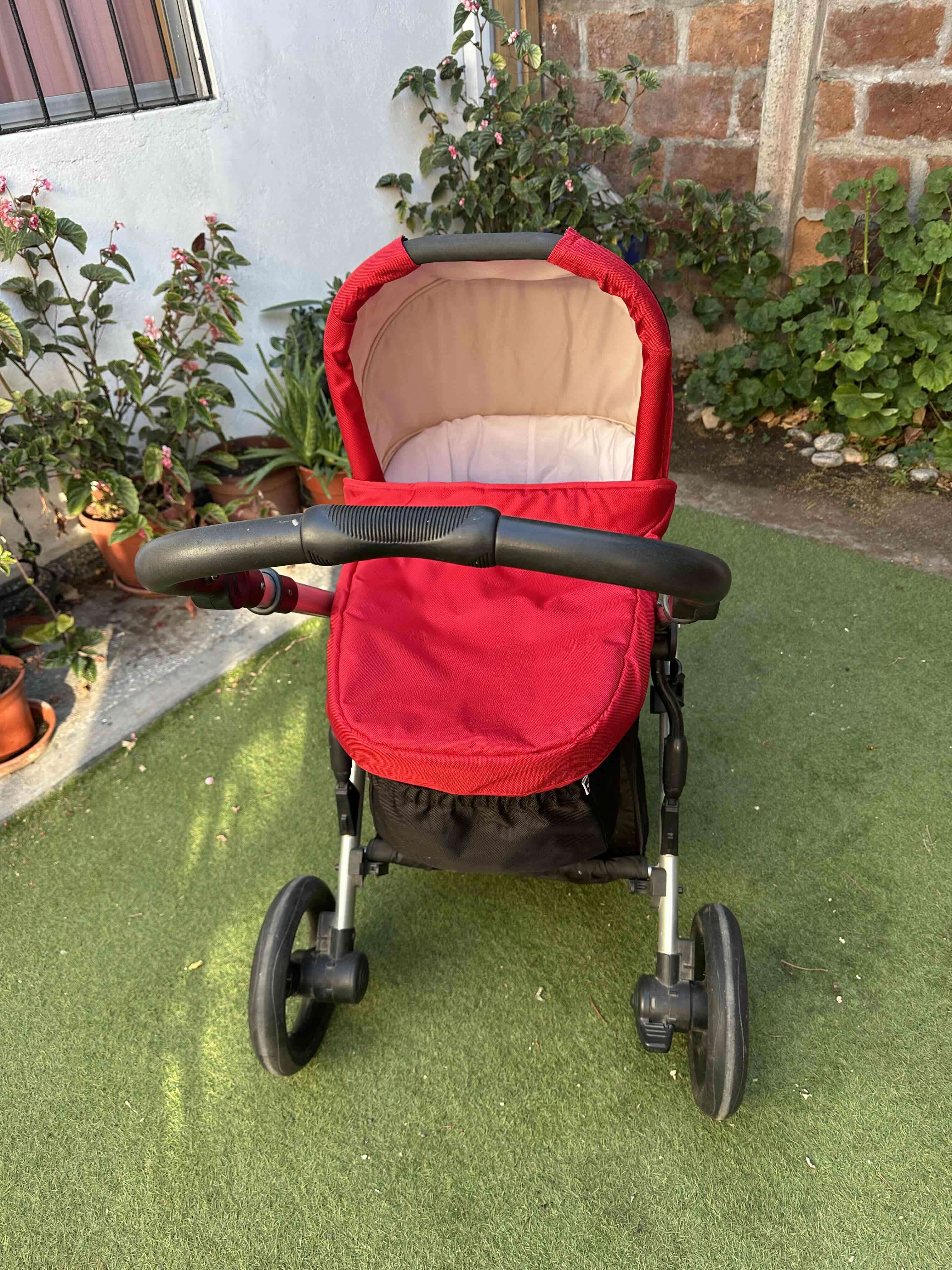 Coche de bebé rojo Britax, incluye Moises y silla