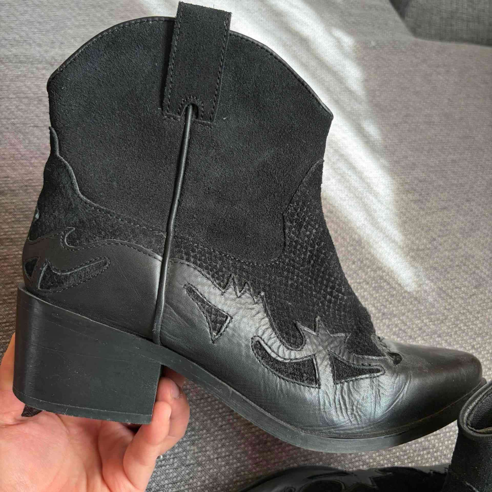 Botines vaqueros de cuero negro