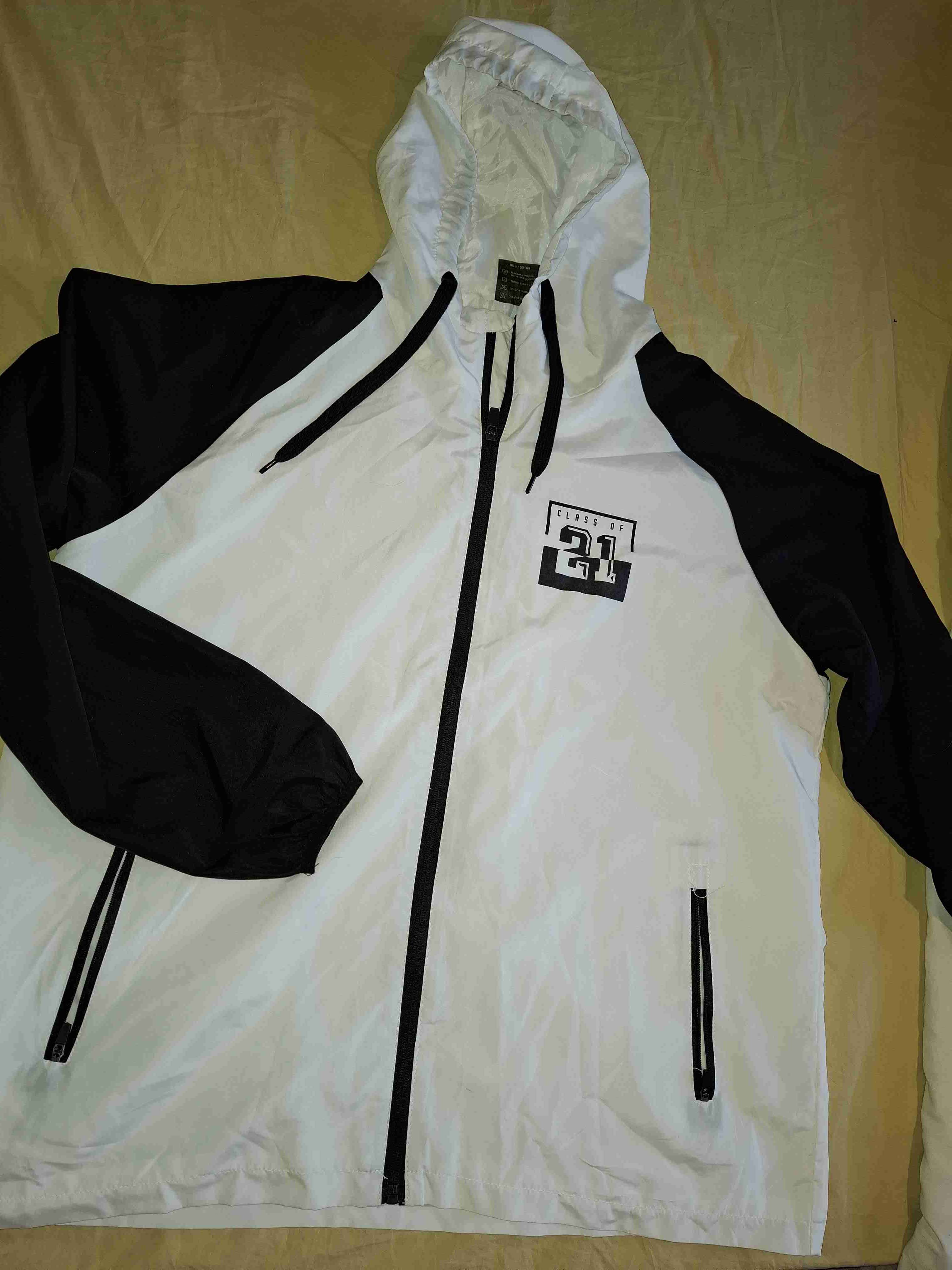 Chaqueta deportiva blanca y negra