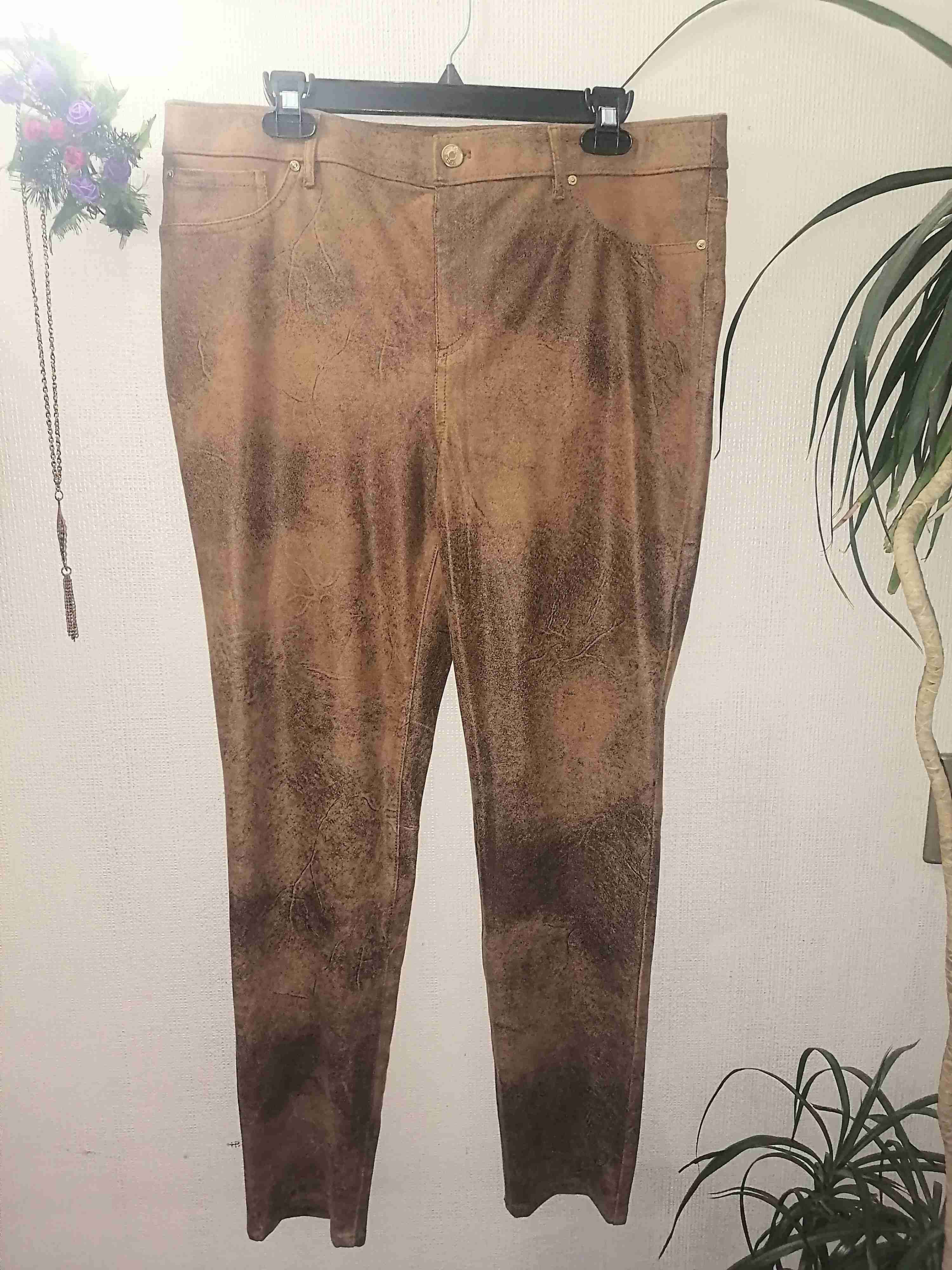 Pantalones marron estilo marmoleado