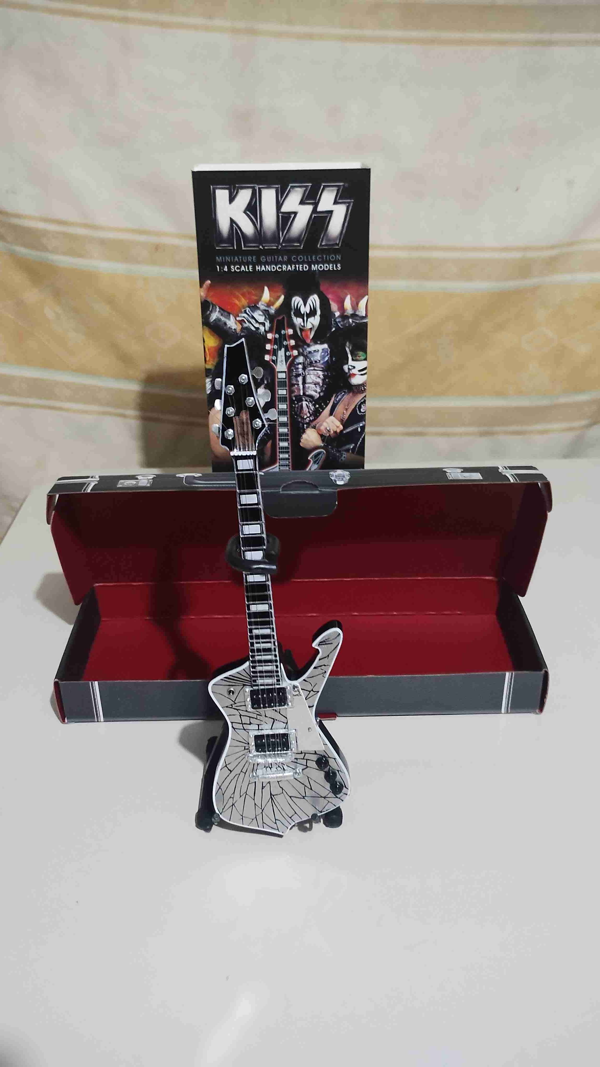 Guitarra en miniatura estilo KISS - miniatura 2