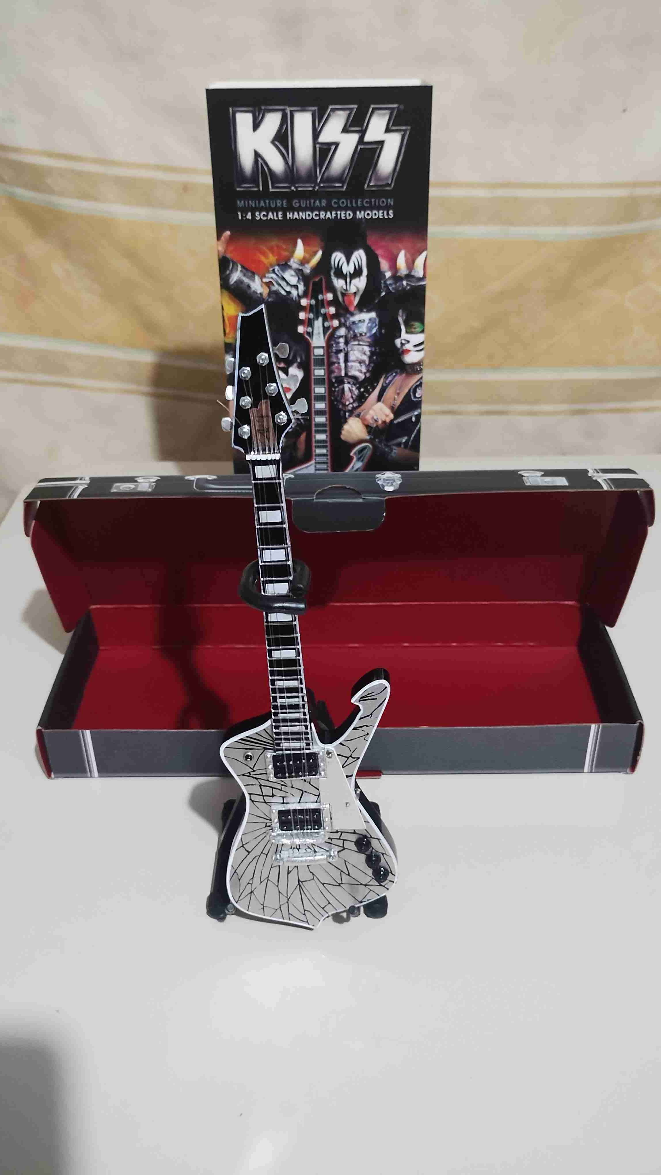 Guitarra en miniatura estilo KISS - miniatura 3