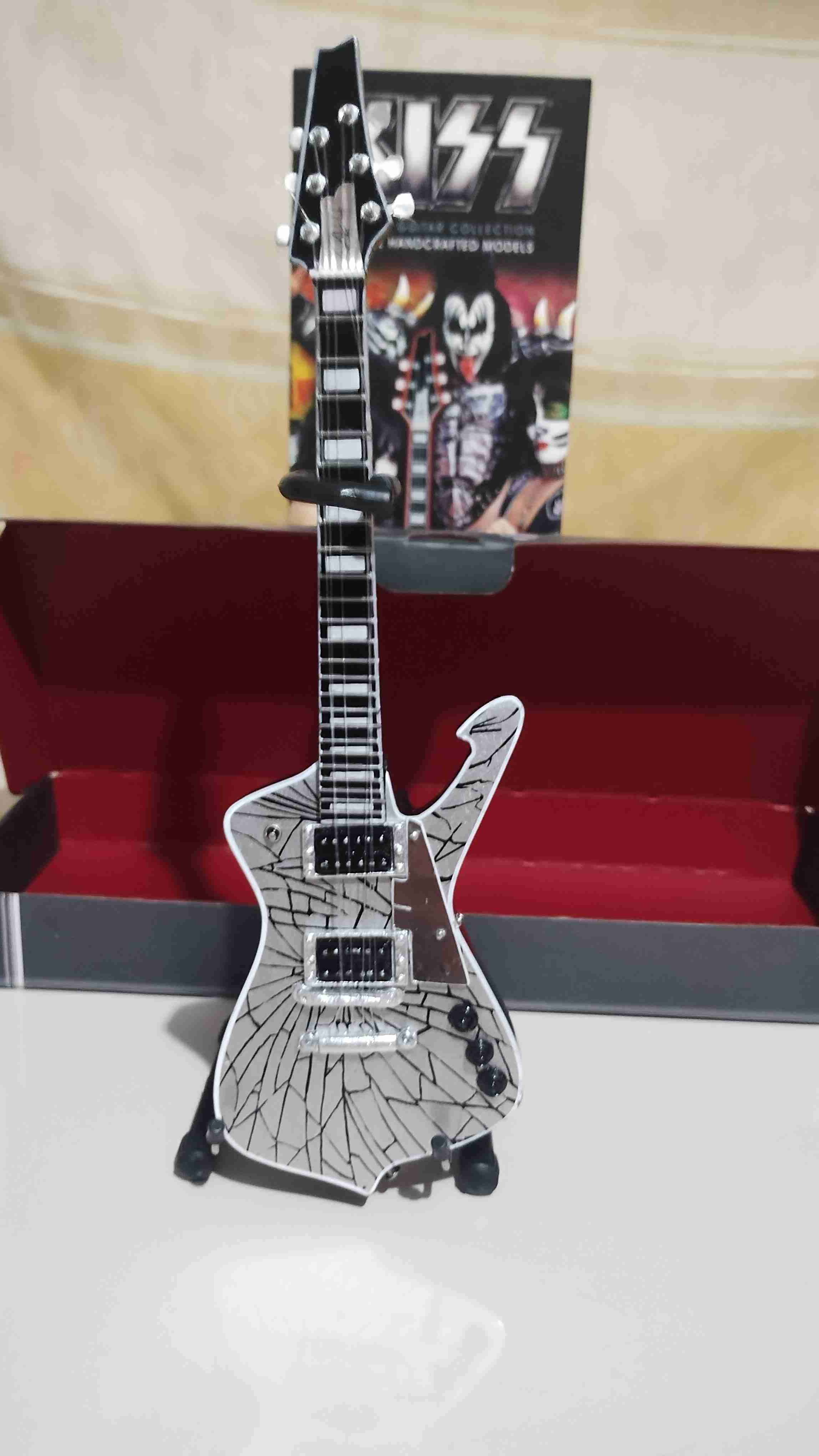 Guitarra en miniatura estilo KISS - miniatura 4