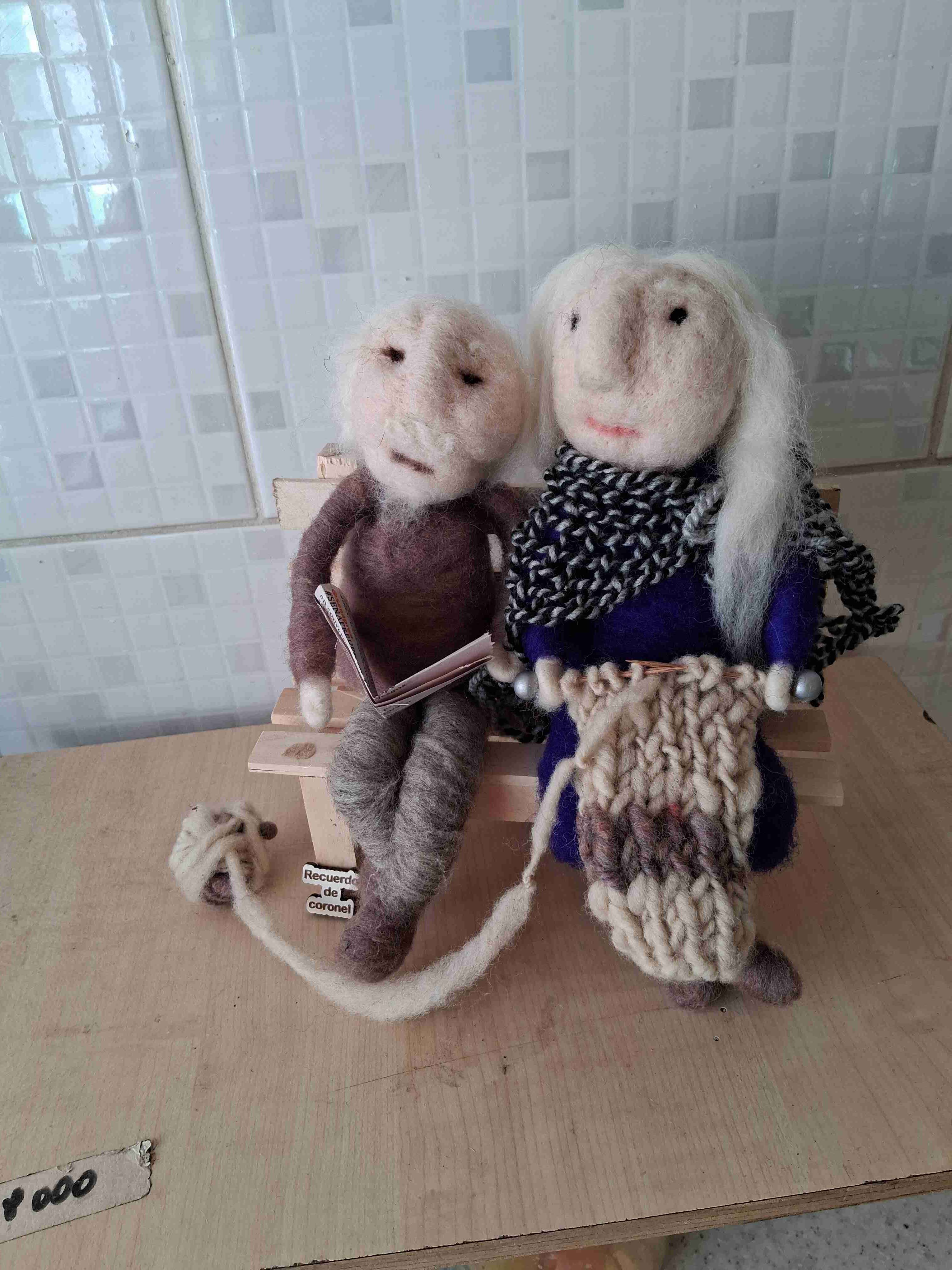 Figuras de abuelitas  de lana artesanales