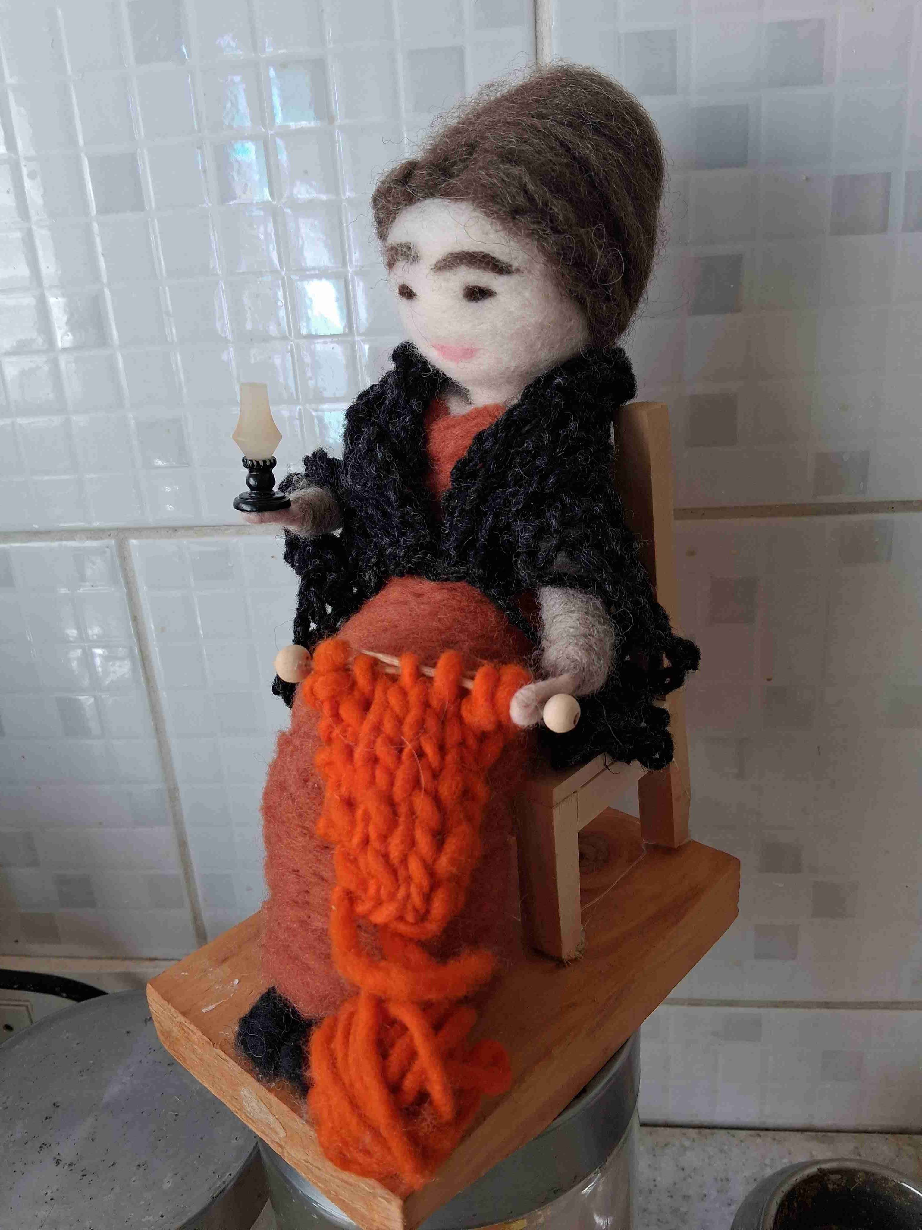 Figuras de abuelitas  de lana artesanales - miniatura 2