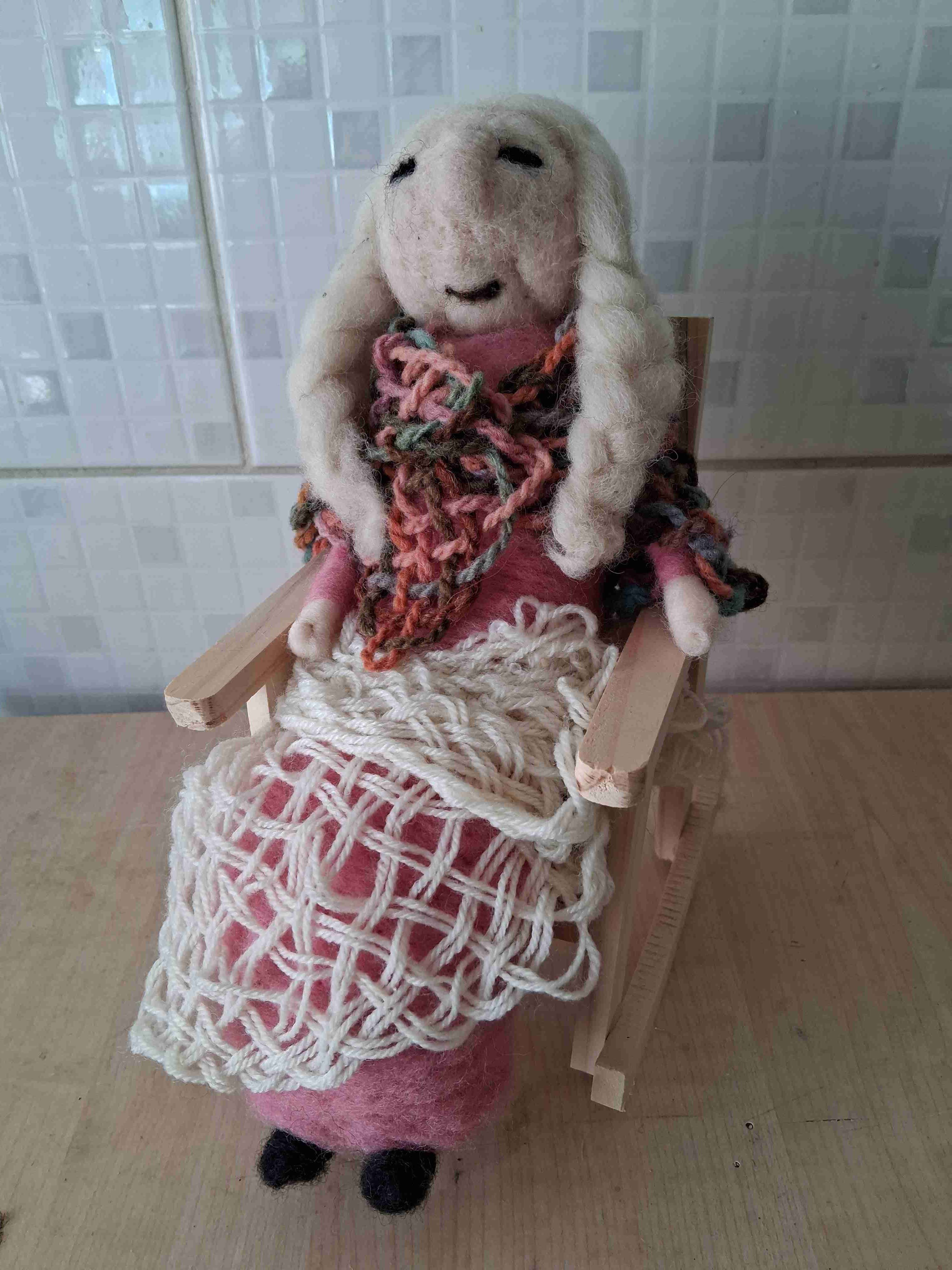 Figuras de abuelitas  de lana artesanales - miniatura 3