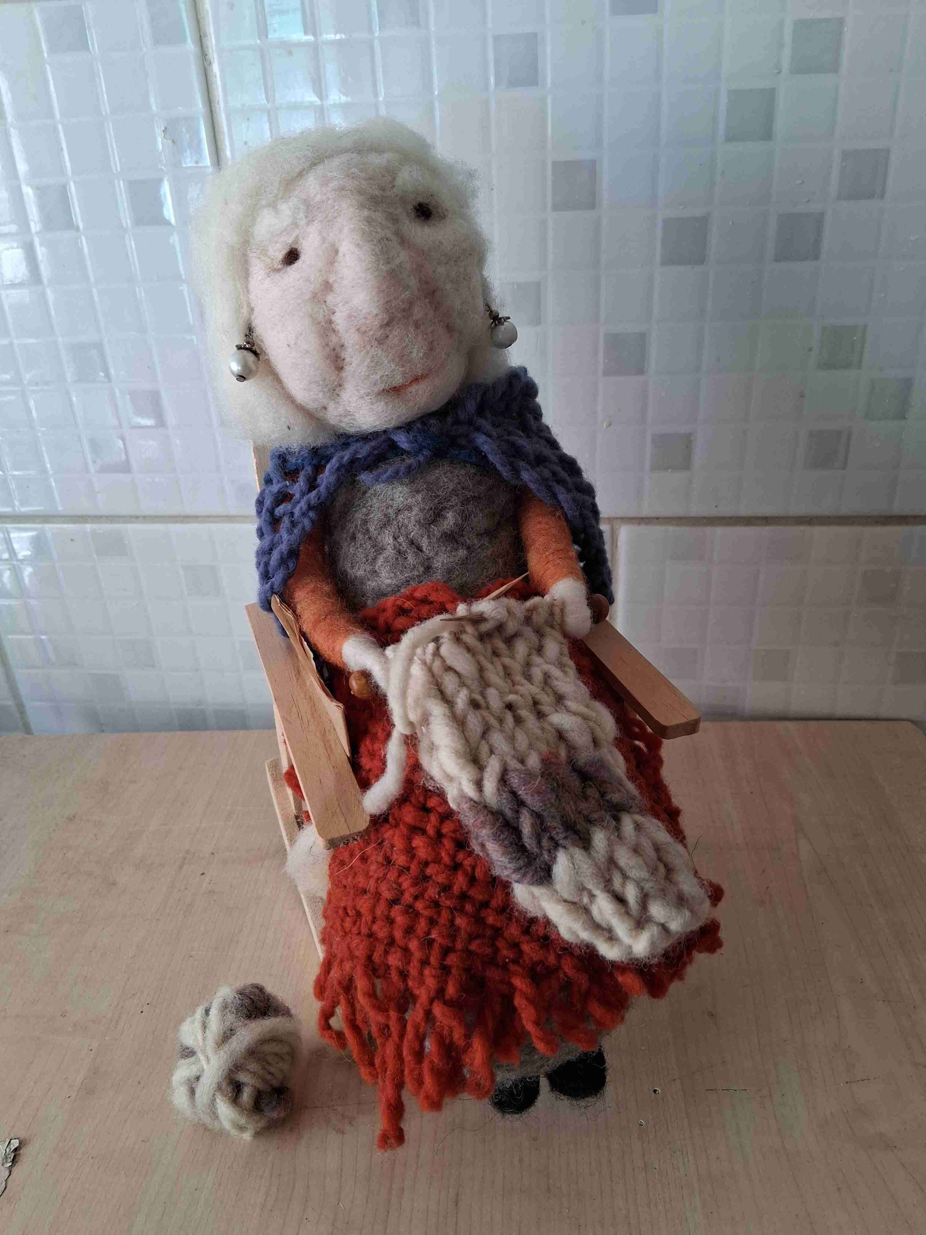 Figuras de abuelitas  de lana artesanales - miniatura 4
