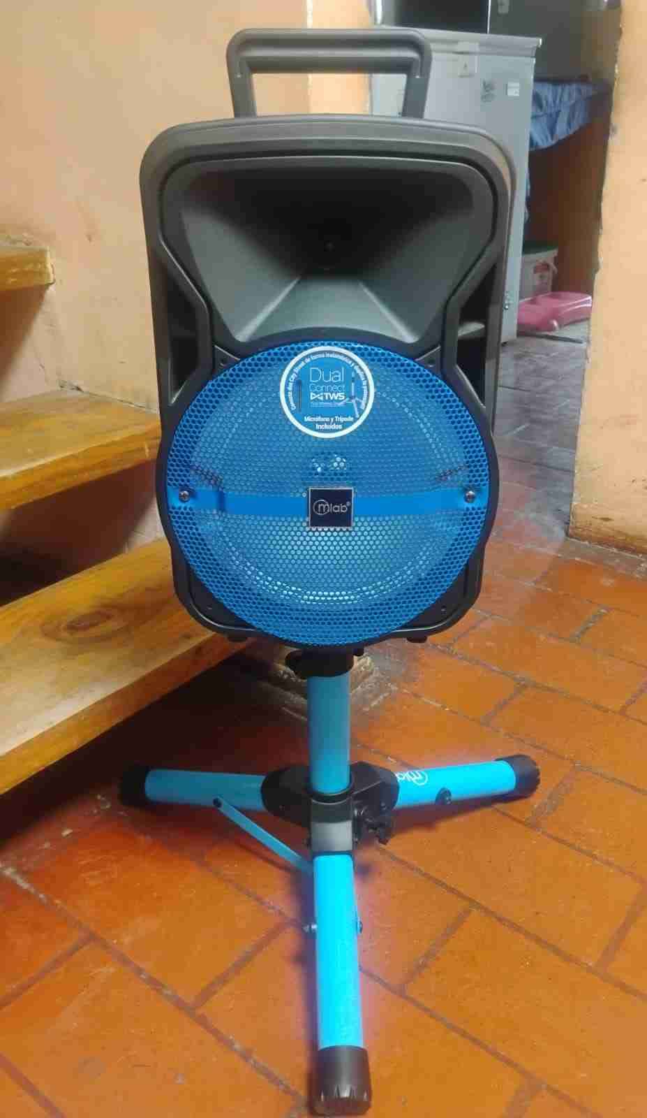 Parlante Mlab con trípode