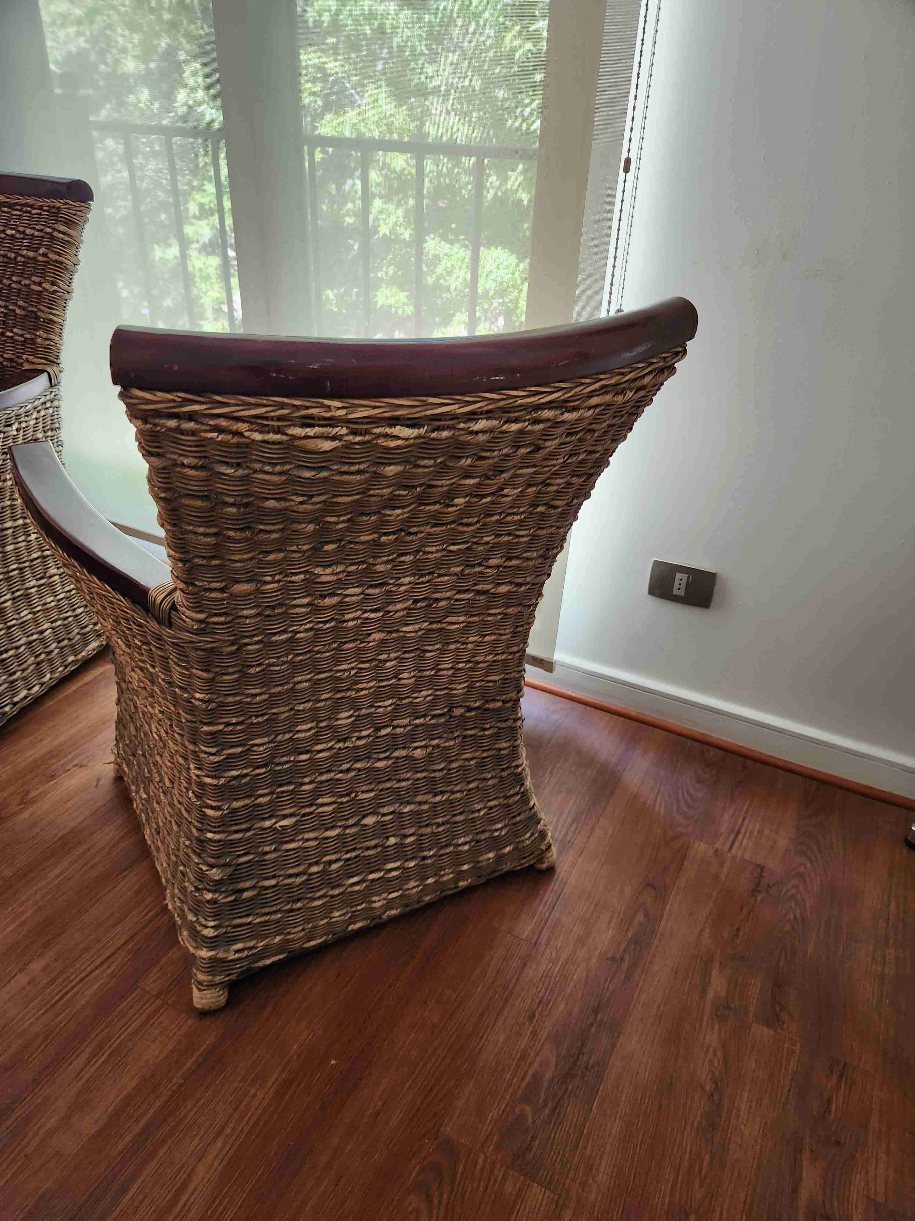 Silla de mimbre con brazos - miniatura 2