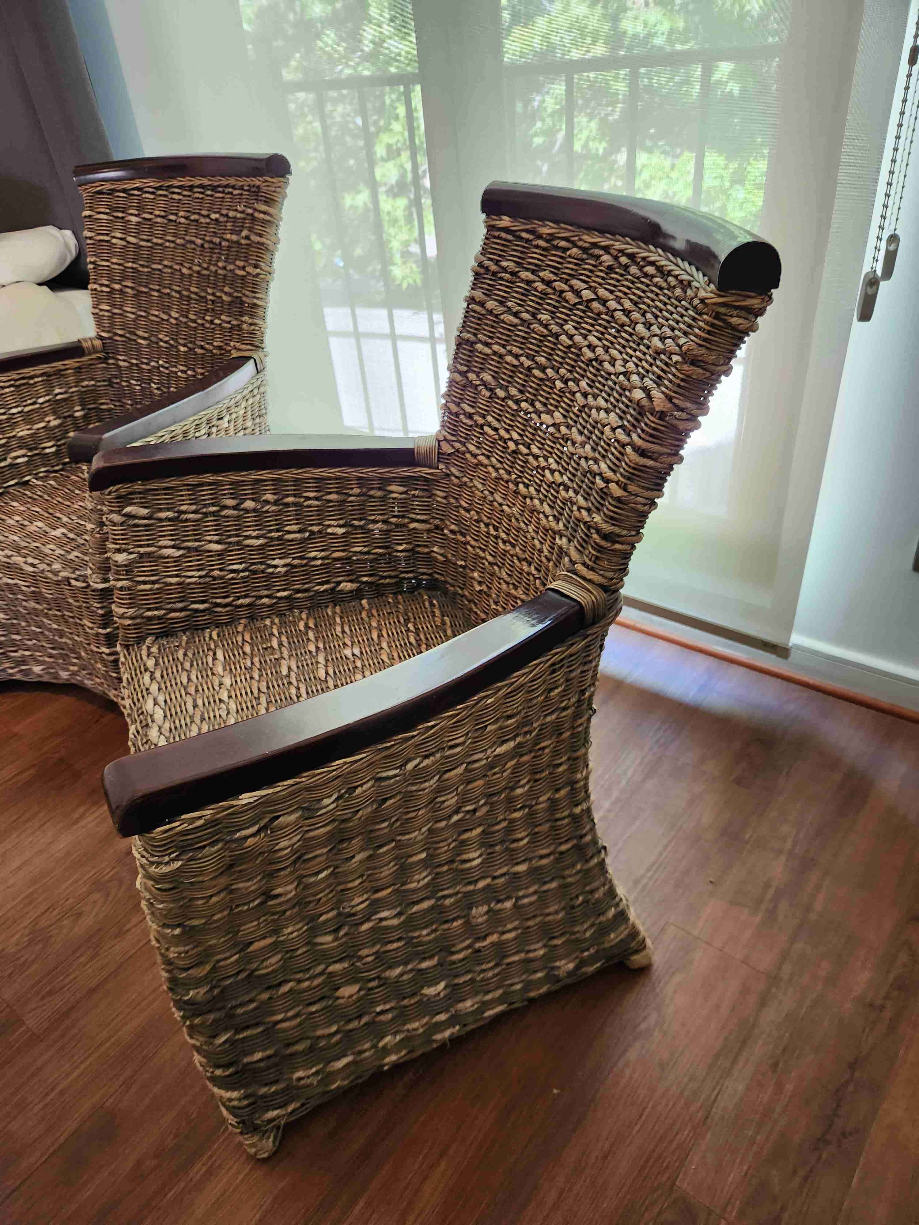 Silla de mimbre con brazos - miniatura 3