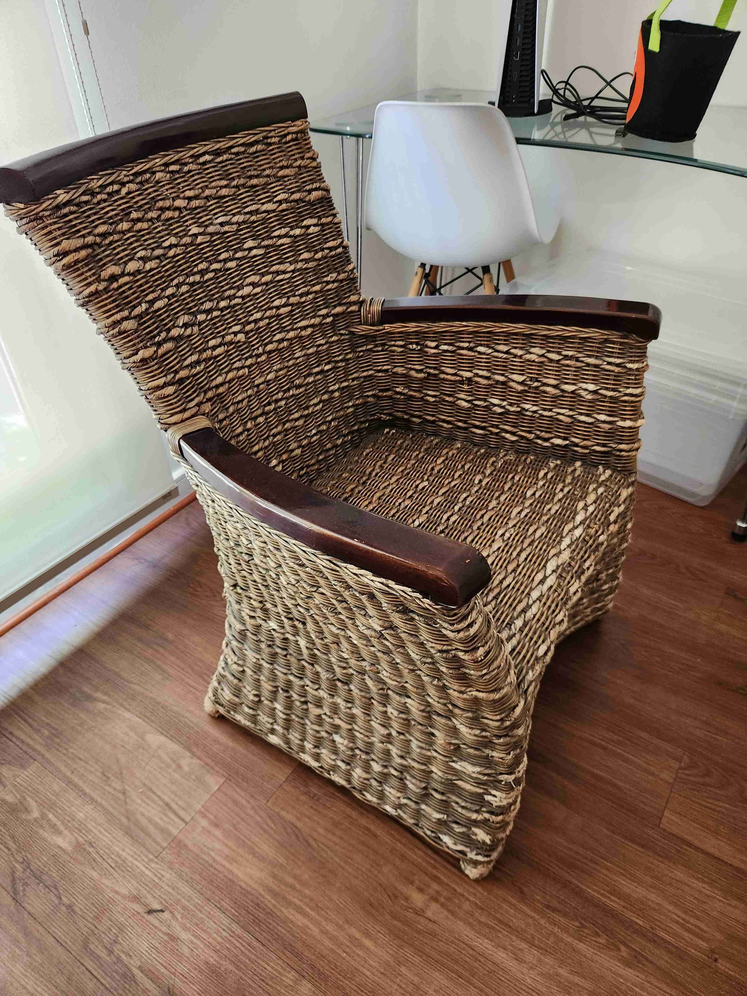 Silla de mimbre con brazos - miniatura 4