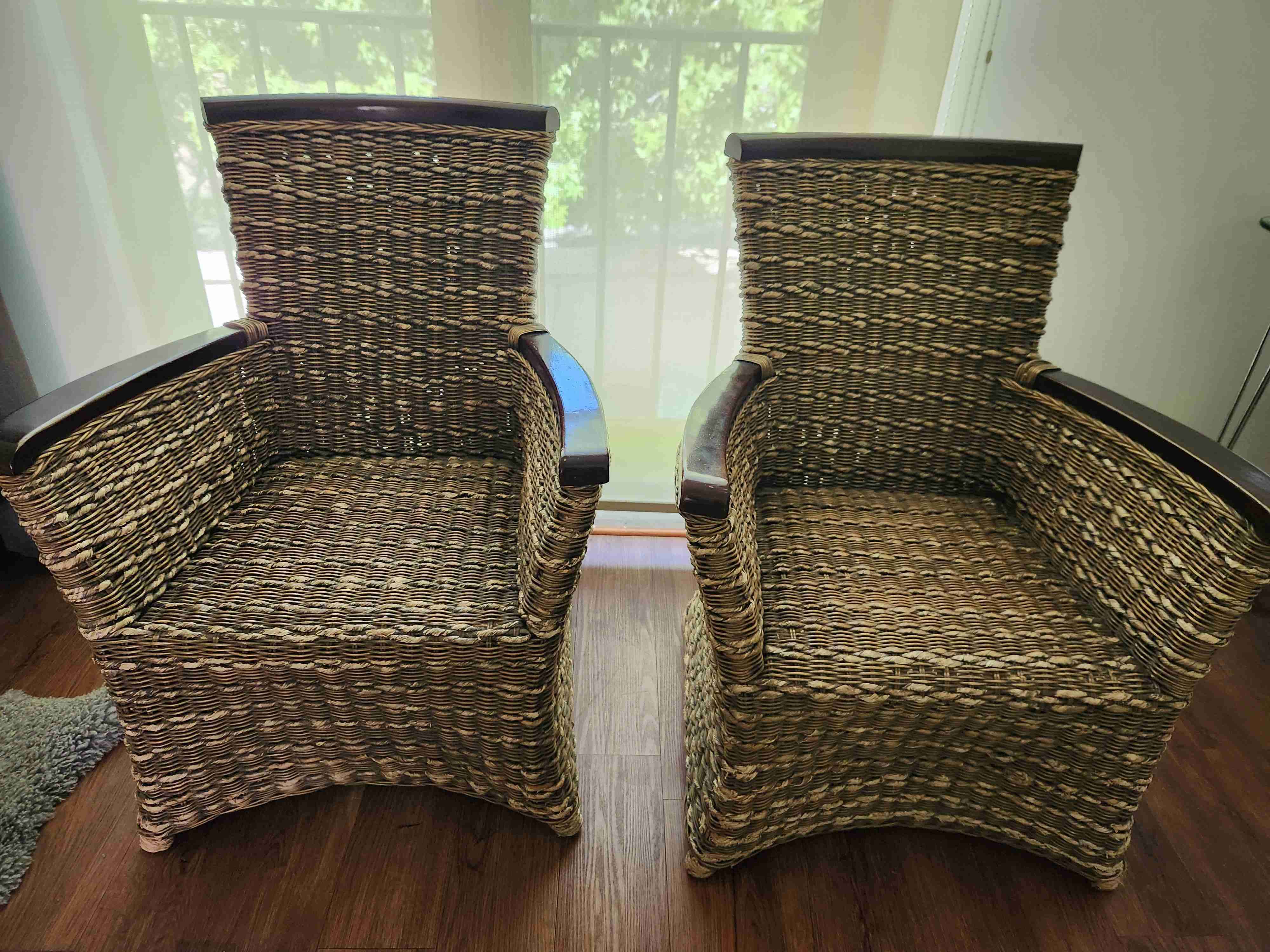 Silla de mimbre con brazos - miniatura 5